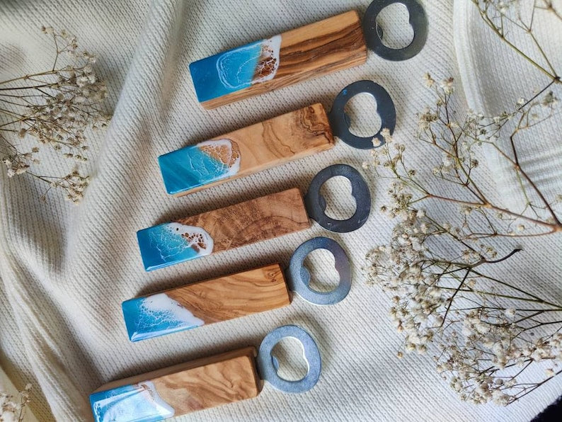 Flaschenöffner aus Olivenholz & Epoxidharz im Meeresdesign