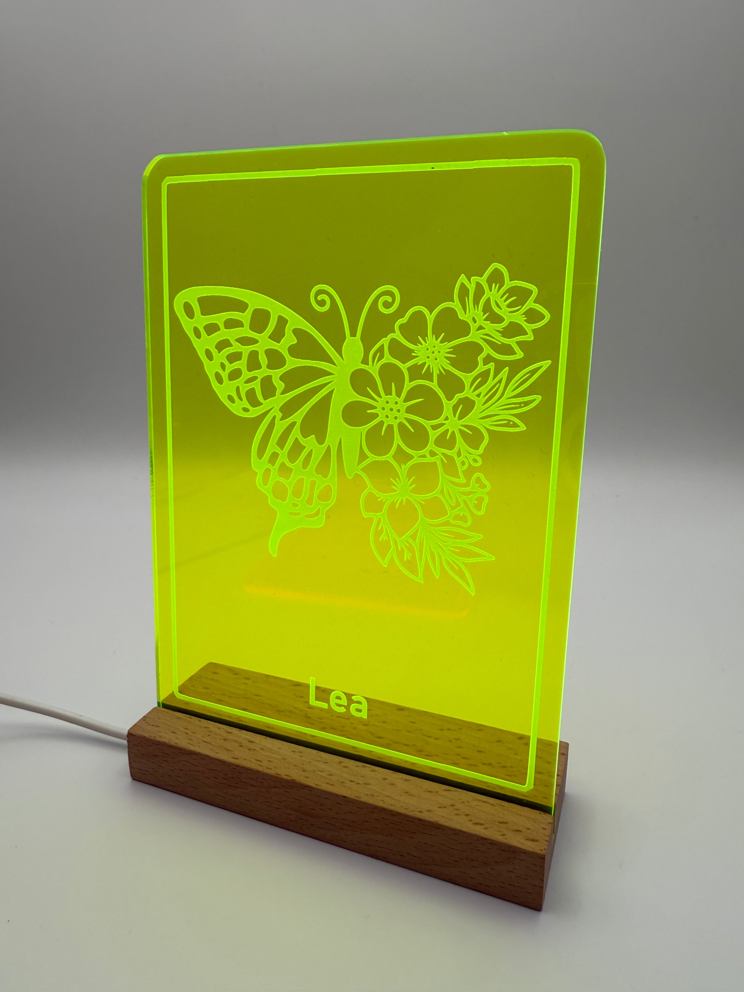 LED Nachtlicht für Kinder mit Namen – Personalisierte Acryl Lampe mit Holzsockel – Geschenk Babyzimmer, Einschulung, Geburtstag