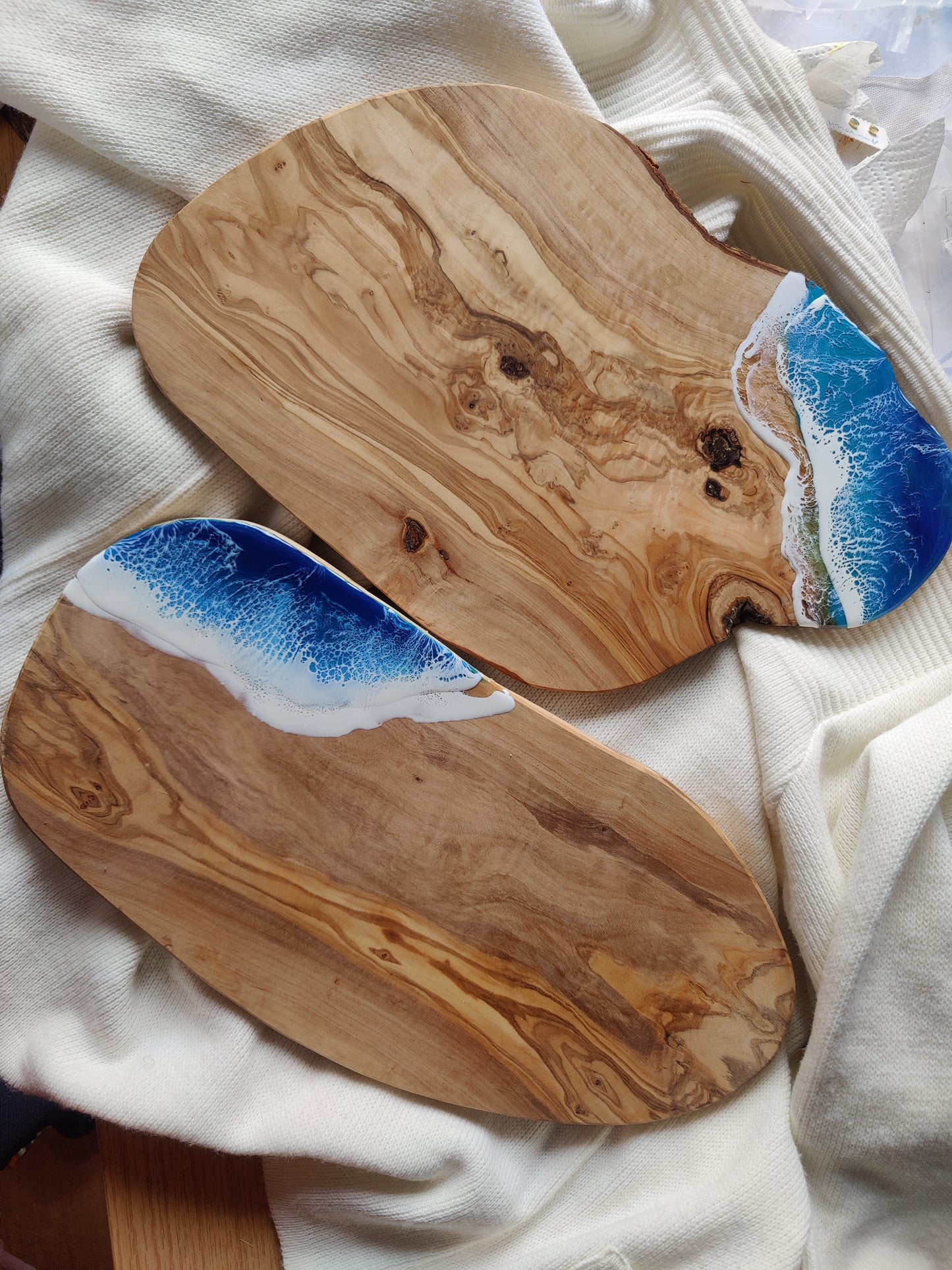 Olivenholzbrett mit rustikalem Rand und Meeres Design aus Resin