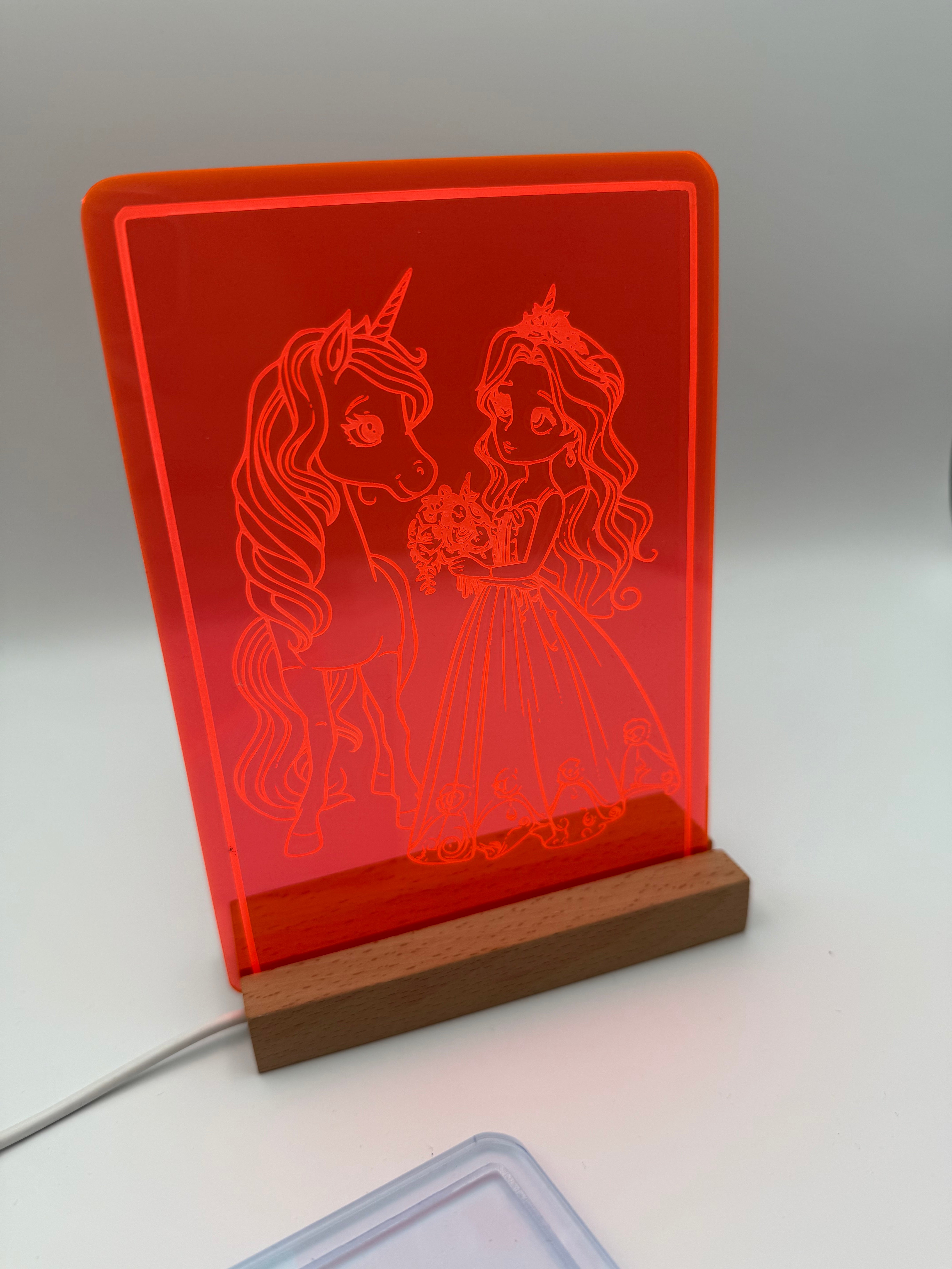 LED Nachtlicht für Kinder mit Namen – Personalisierte Acryl Lampe mit Holzsockel – Geschenk Babyzimmer, Einschulung, Geburtstag