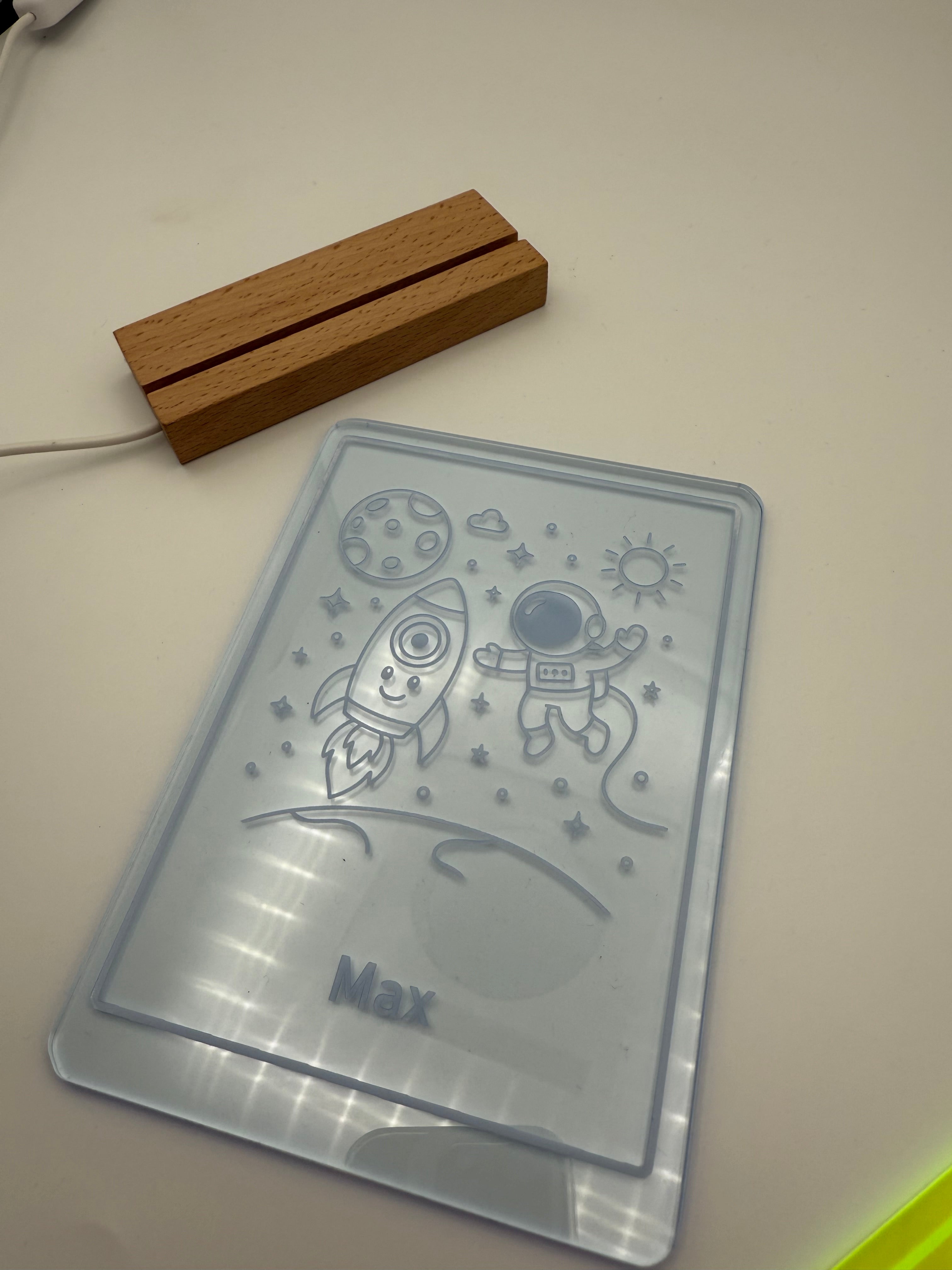 LED Nachtlicht für Kinder mit Namen – Personalisierte Acryl Lampe mit Holzsockel – Geschenk Babyzimmer, Einschulung, Geburtstag