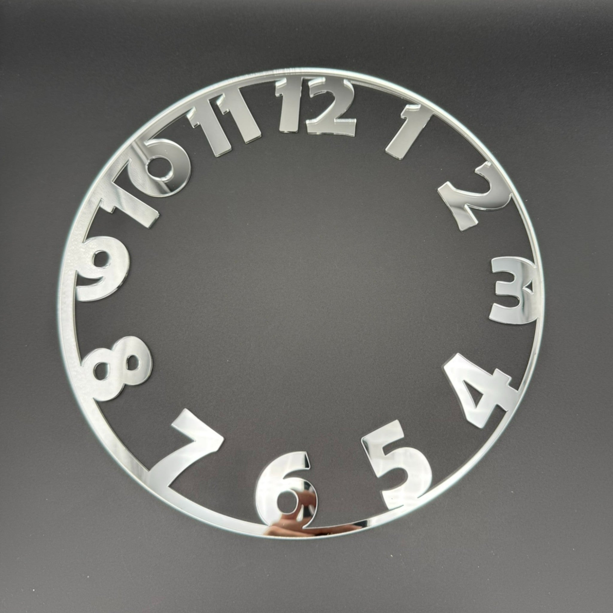 "Comic" number ring with Arabic numbers