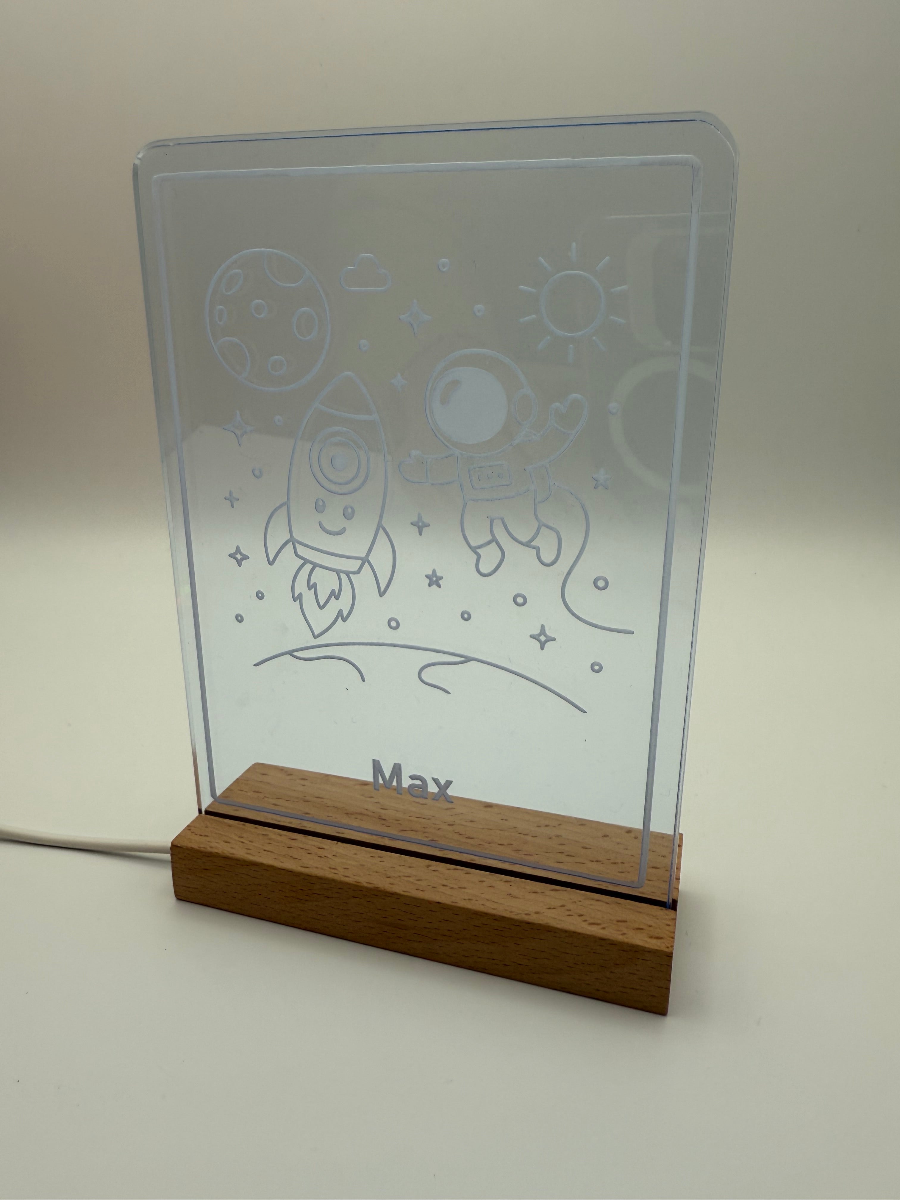 LED Nachtlicht für Kinder mit Namen – Personalisierte Acryl Lampe mit Holzsockel – Geschenk Babyzimmer, Einschulung, Geburtstag