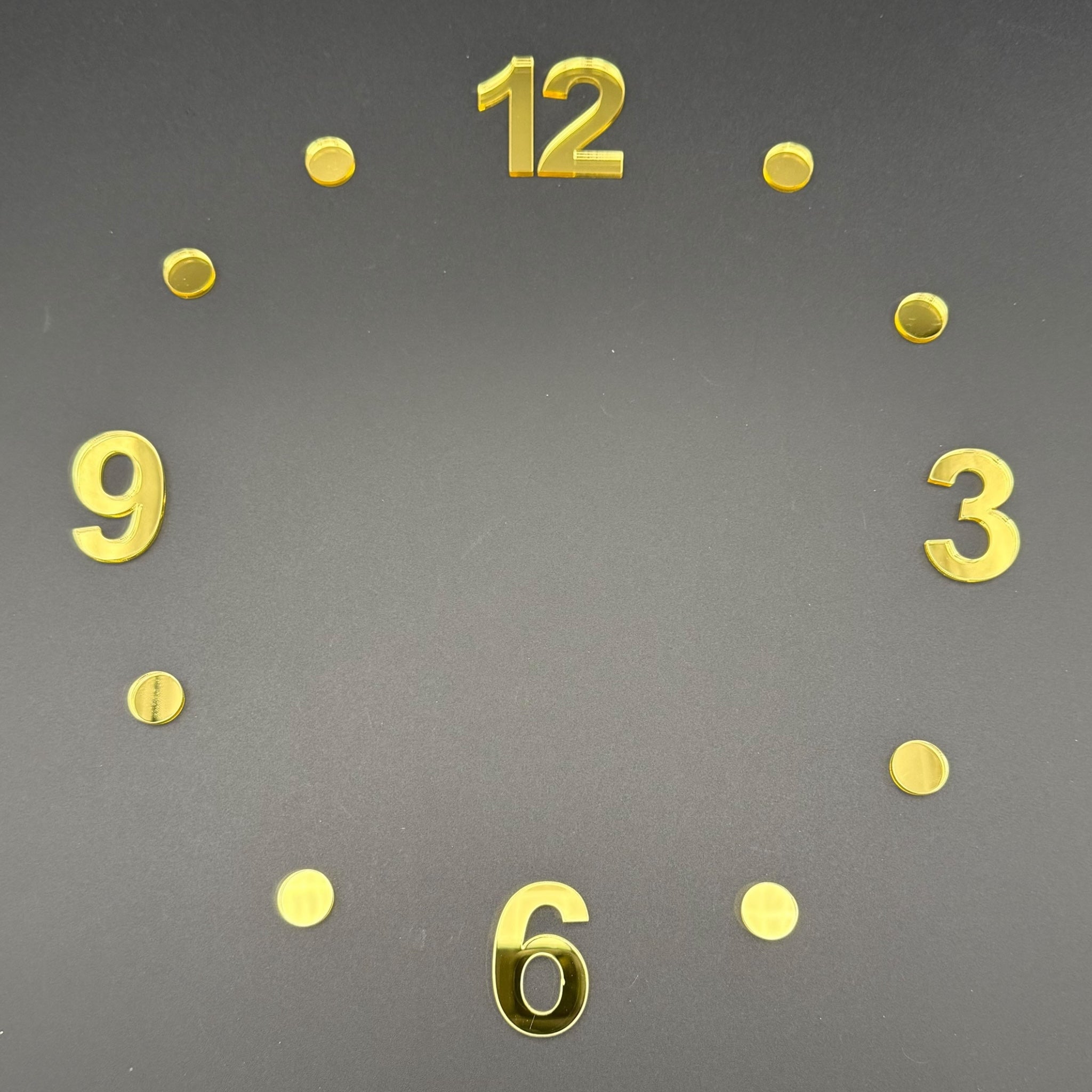 Moderne Uhr mit ARIAL Ziffern | Set 3 6 9 12 + Punkte | Goldfarben, glänzend