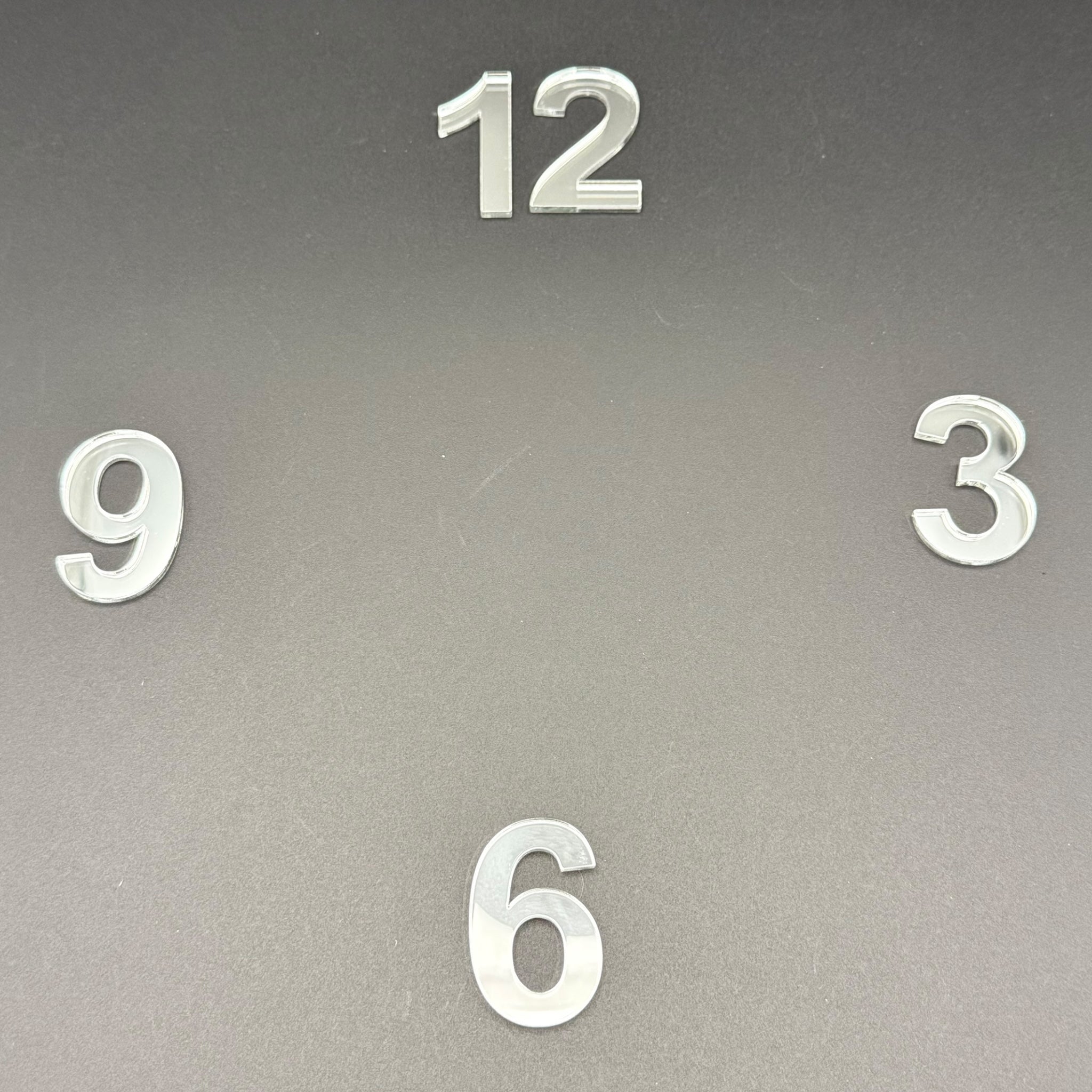 Spiegelacryl-Ziffern ARIAL | 3, 6, 9, 12 mit Punktmarkierungen | Geradlinig und schlicht