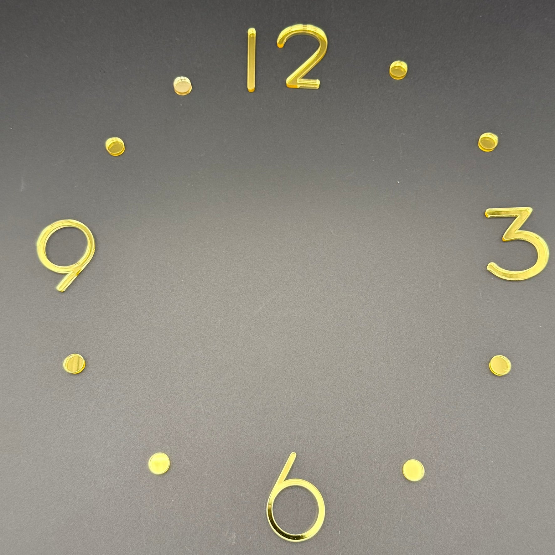 Minimalistische Uhrziffern aus Acryl | DIY Uhr selbst gestalten mit Set 3 6 9 12 | Optional mit Markierungselementen | Goldfarbenes Design
