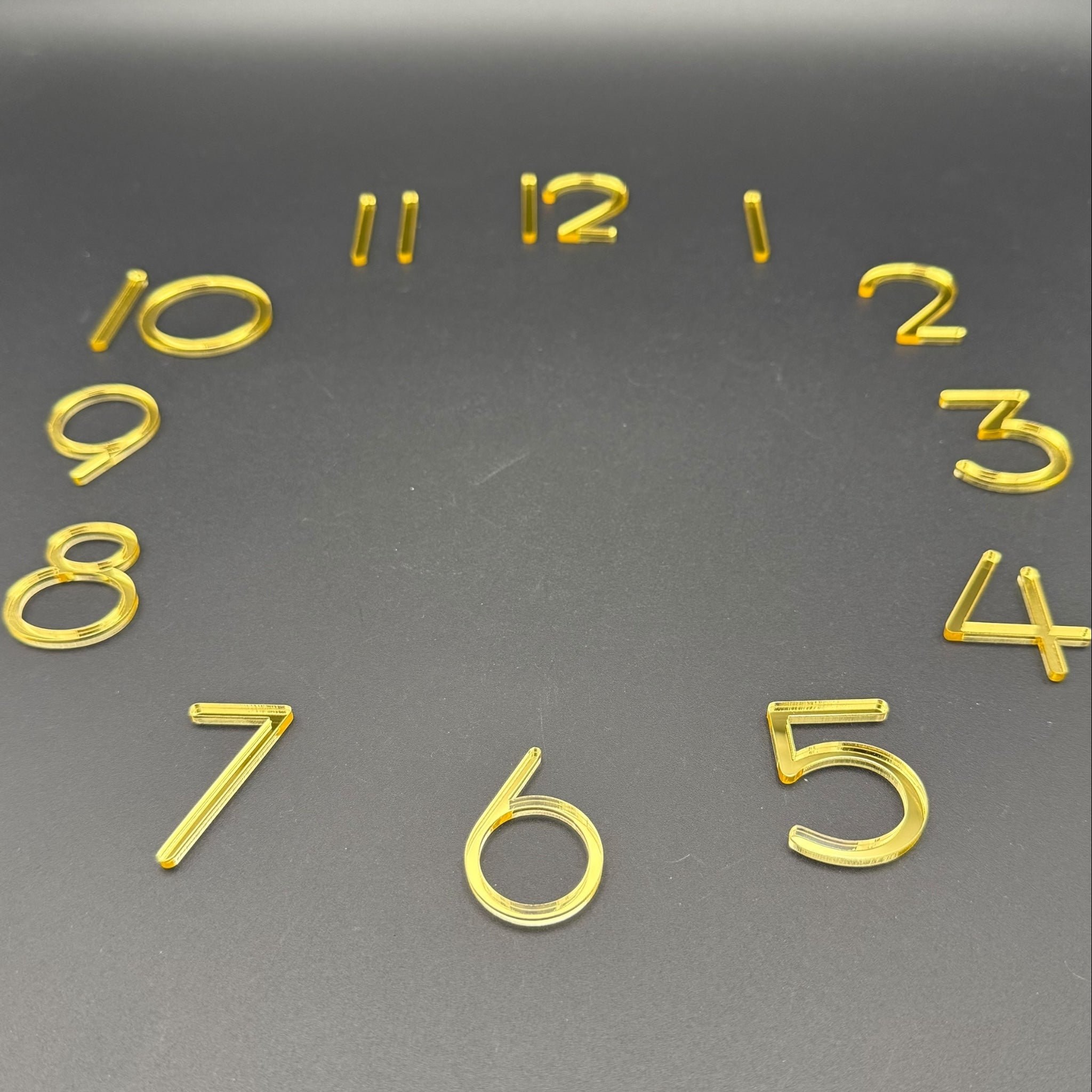 DIY Uhr Zahlen Set 1 bis 12 in Gold | Arabische Ziffern aus Acryl mit Spiegeloptik | Perfekt für moderne Uhrenbau-Projekte