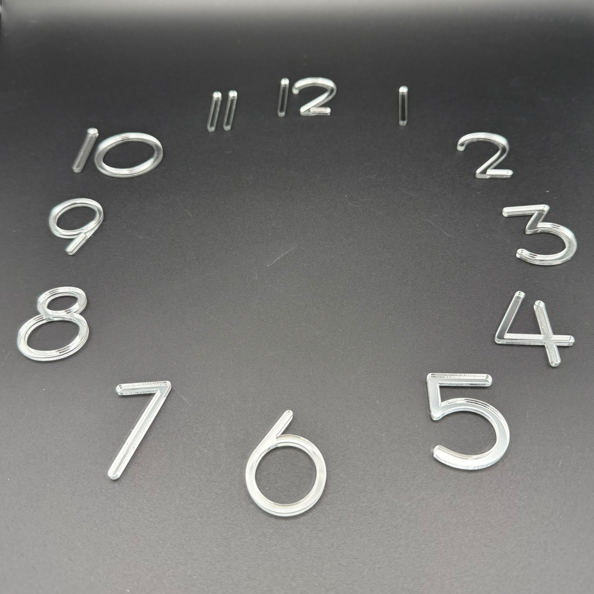 Zahlen für Uhr selber machen | Acryl-Ziffern silber für Uhrenprojekte | Modern, edel & vielseitig einsetzbar | Design BERNARDO