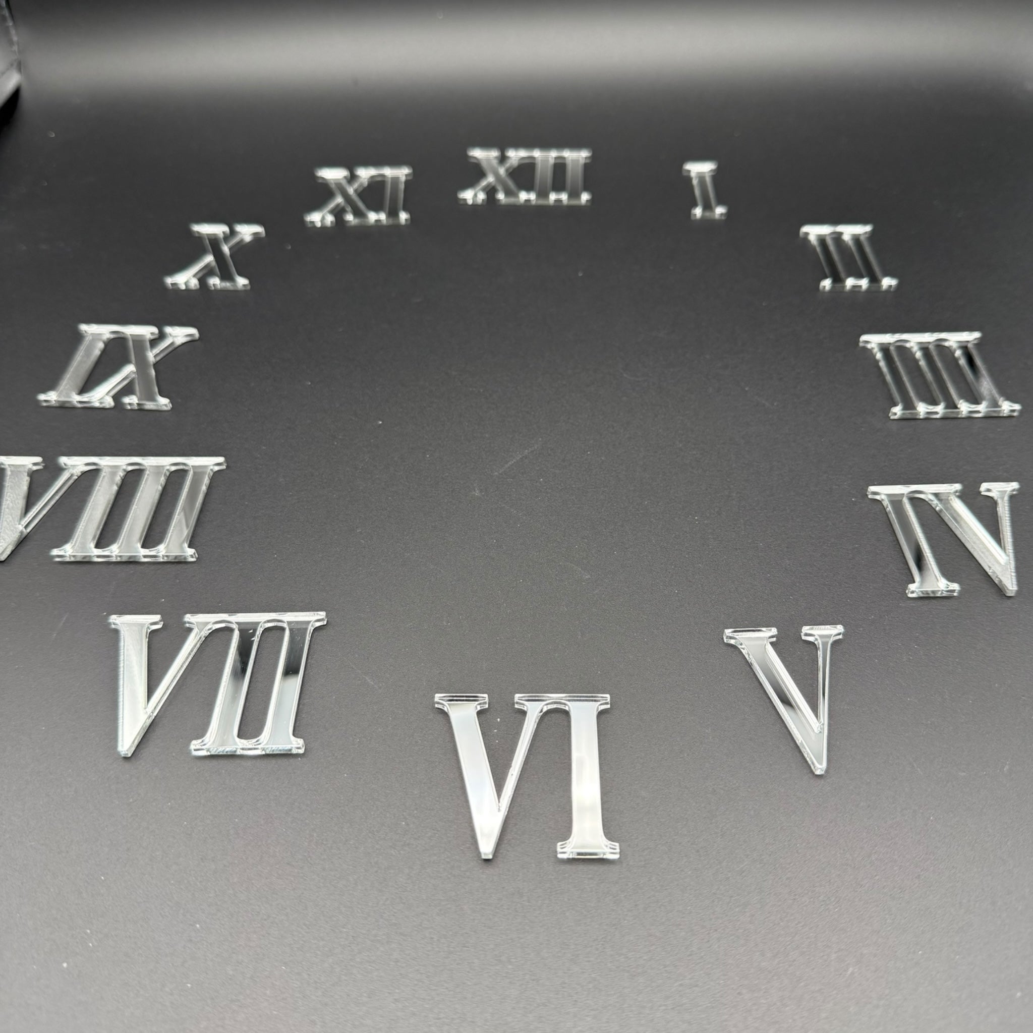DIY Uhr gestalten mit Slim Line Zahlen | Römisches Set I–XII aus Spiegelacryl | Goldener Spiegeleffekt für stilvolle Uhrendesigns