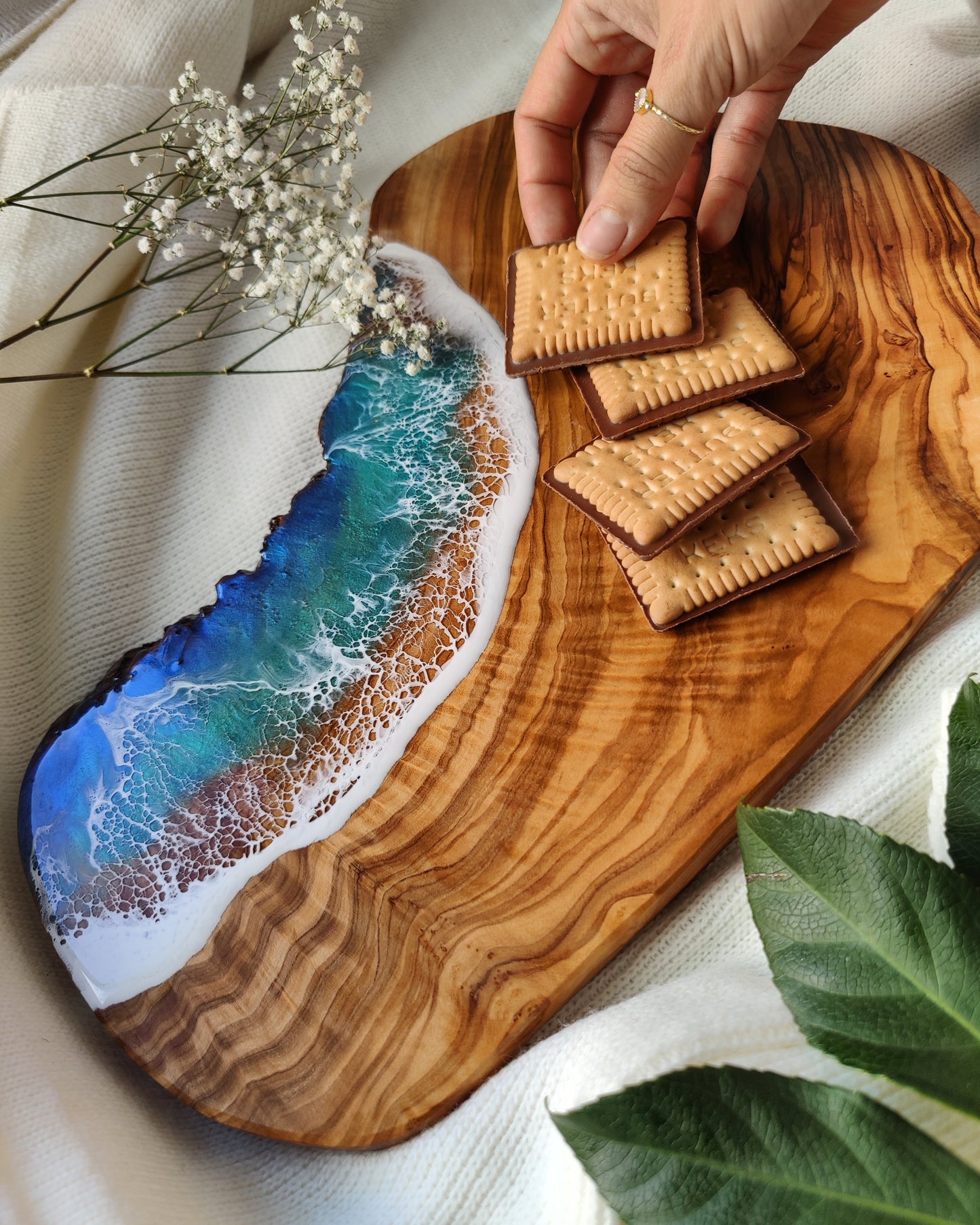 Olivenholzbrett mit rustikalem Rand und Meeres Design aus Resin