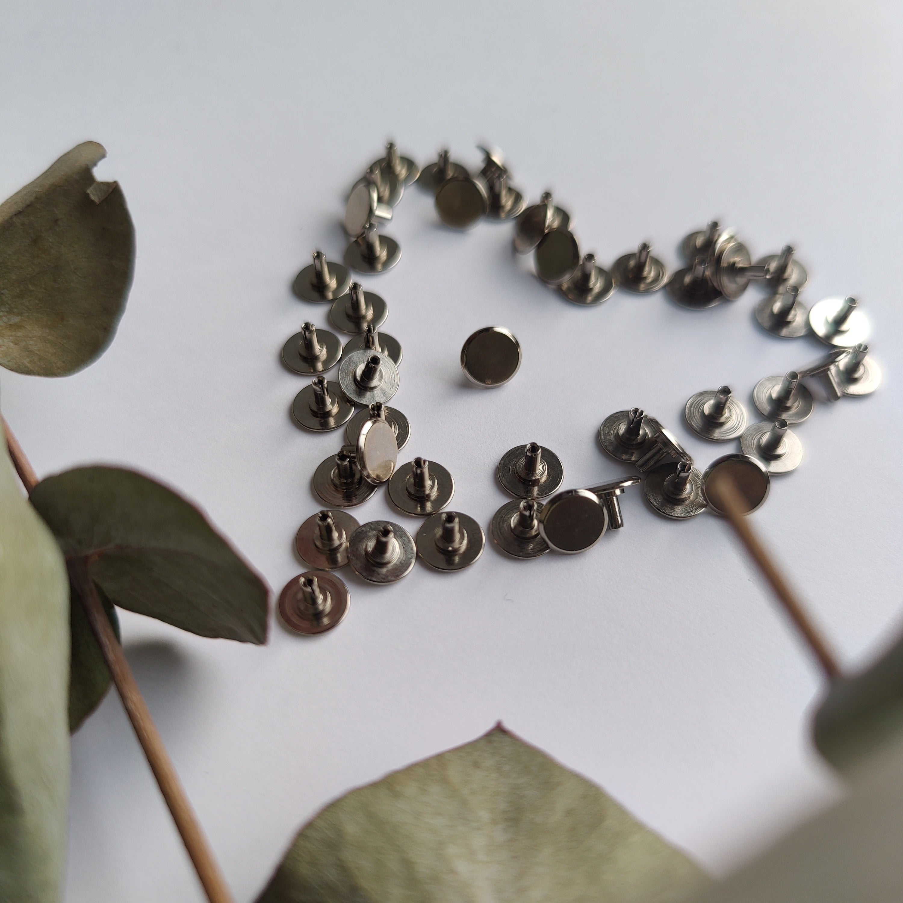 Kappen für Uhrwerke, passend zur Zeigermontage bei DIY-Uhren und Wanduhrdesigns. Ideales Zubehör für Uhrenbau-Projekte.