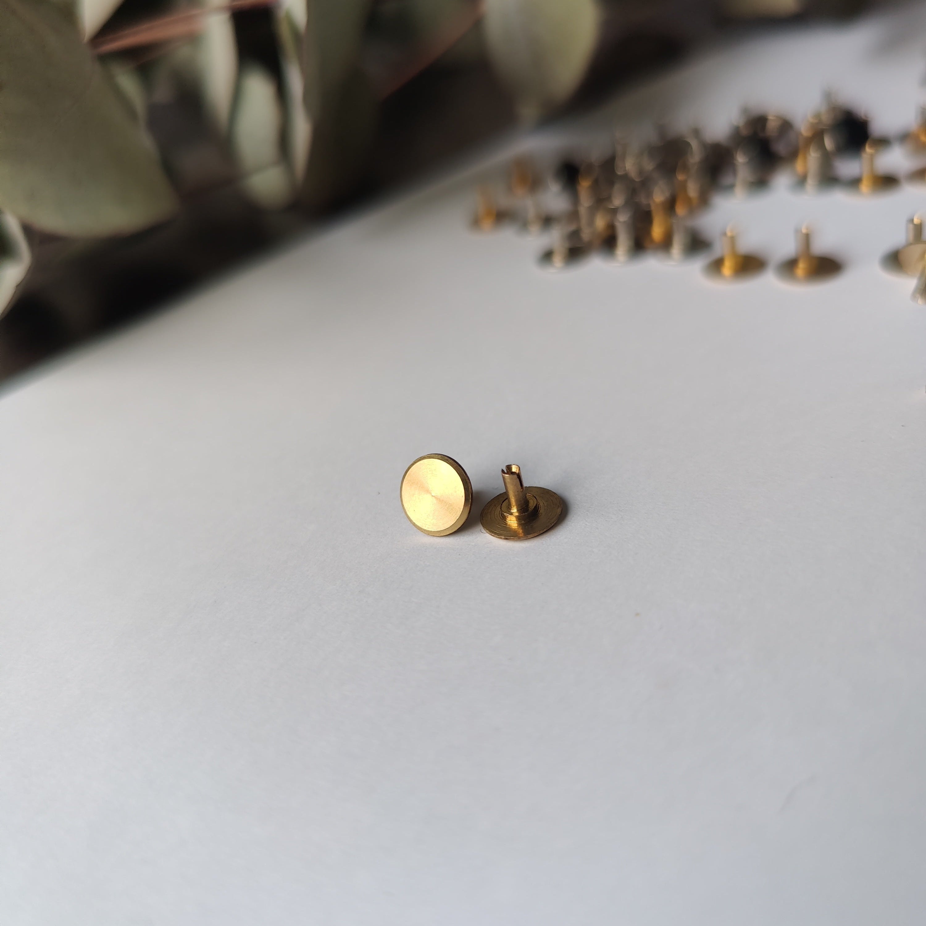 Uhrwerkkappen aus Metall für Uhren DIY, geeignet für Wanduhrprojekte und Uhrwerk Montage. Uhrenzubehör in edlem Design.