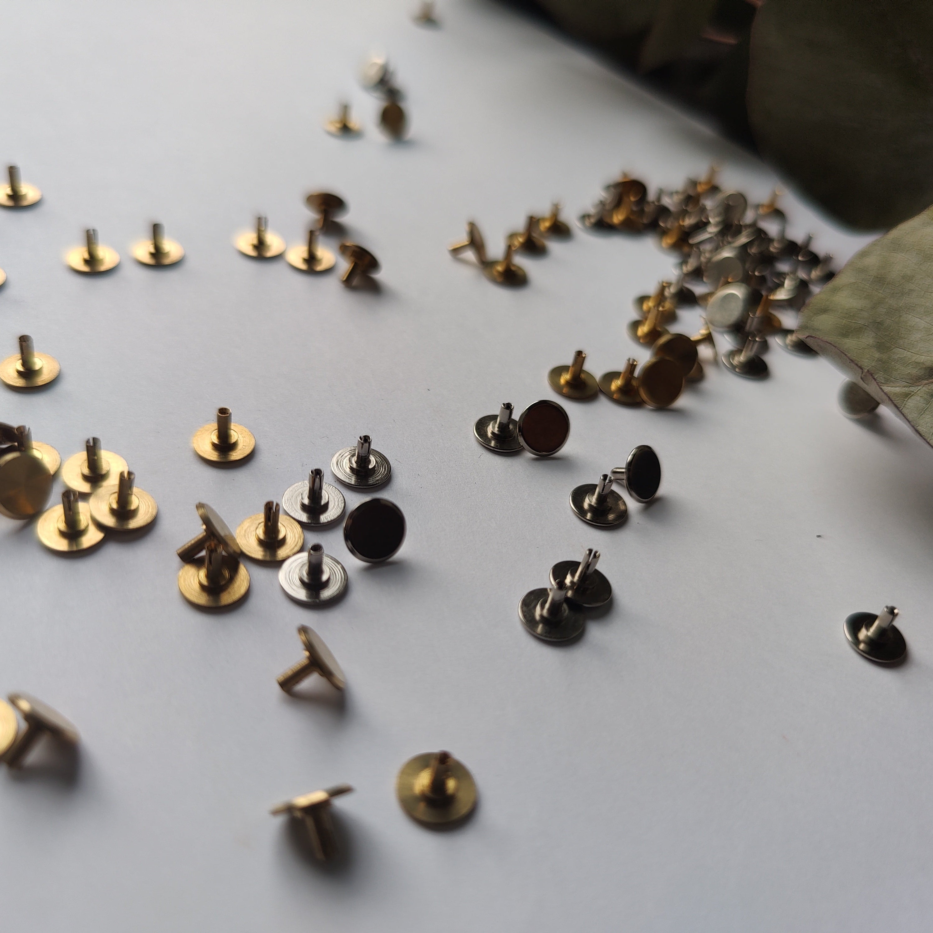 Hochwertige Uhrwerkkappen für die Uhrenherstellung, optimal für DIY-Uhren und Wanduhrprojekte. Präzises Zubehör aus Metall.