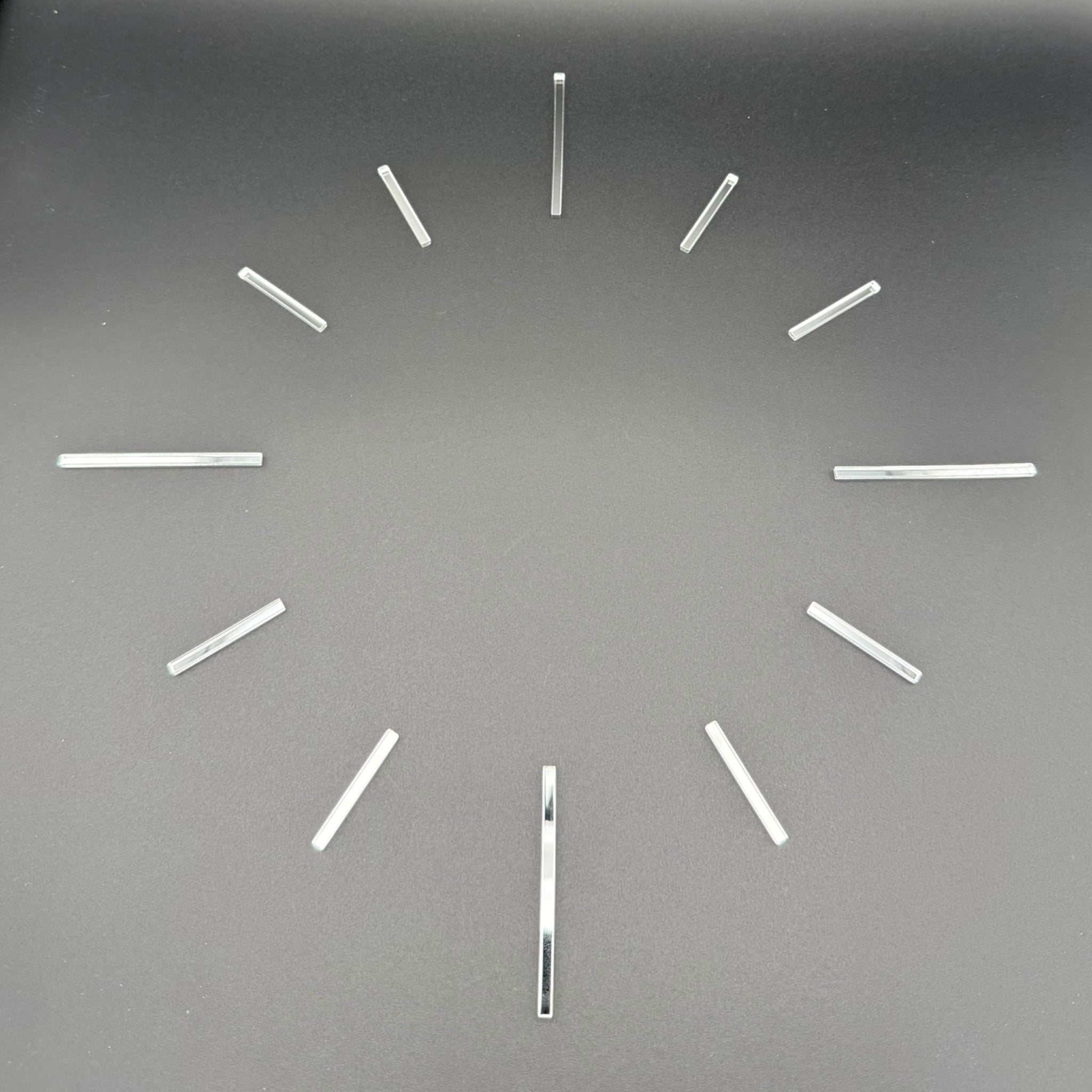 Spiegelstriche für Wanduhren – modernes Design in Silber