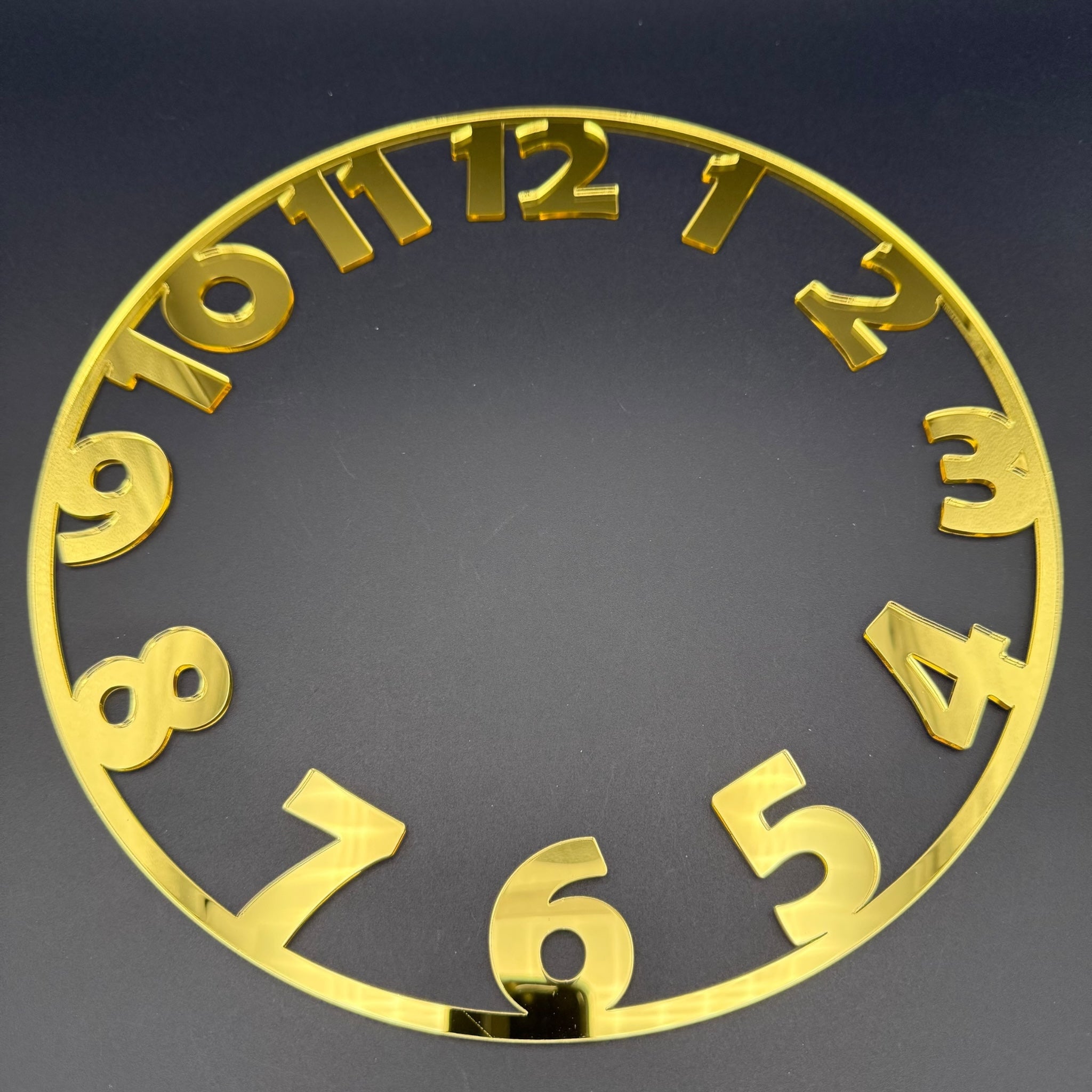 "Comic" number ring with Arabic numbers