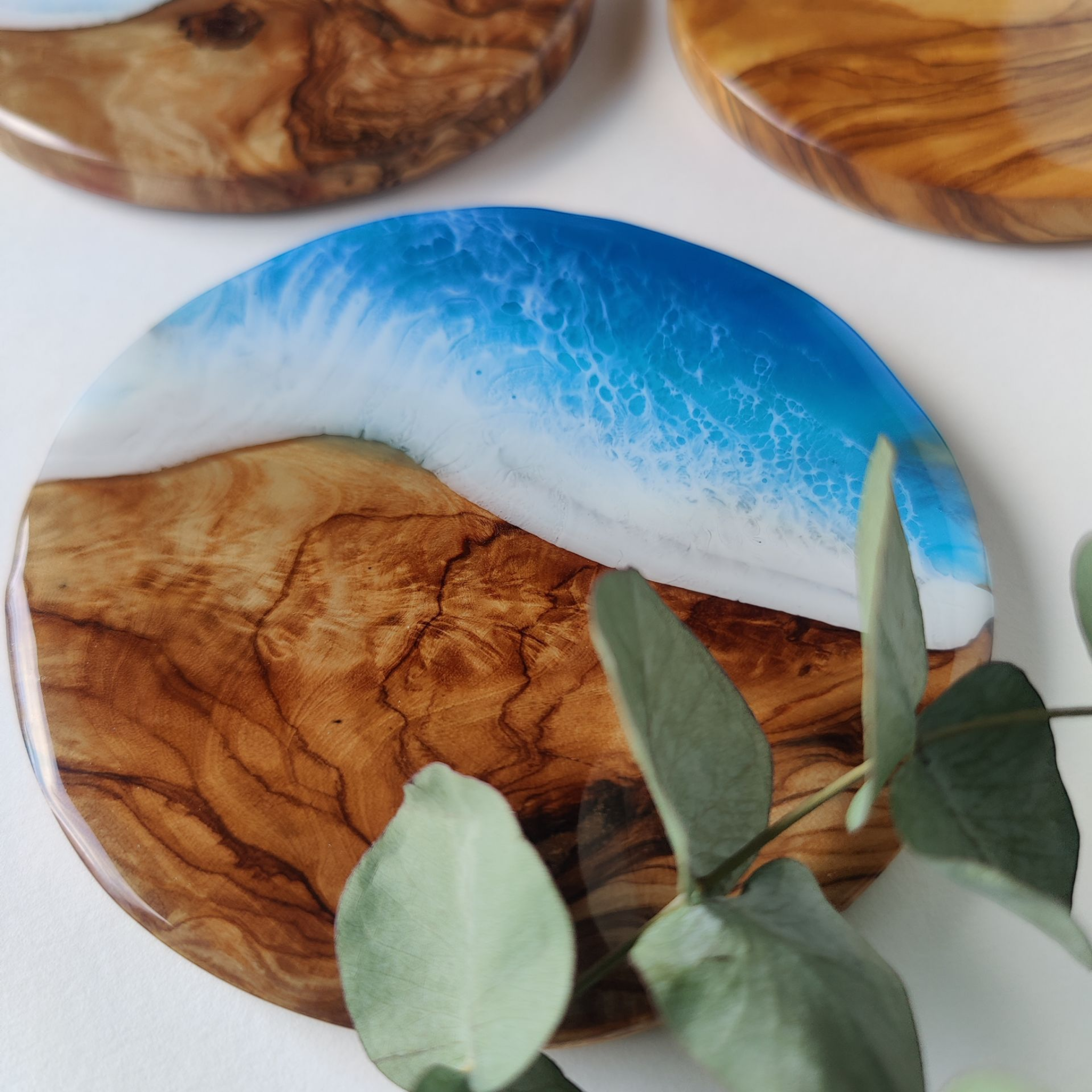 Untersetzer aus Olivenholz und Resin für Trinkglas