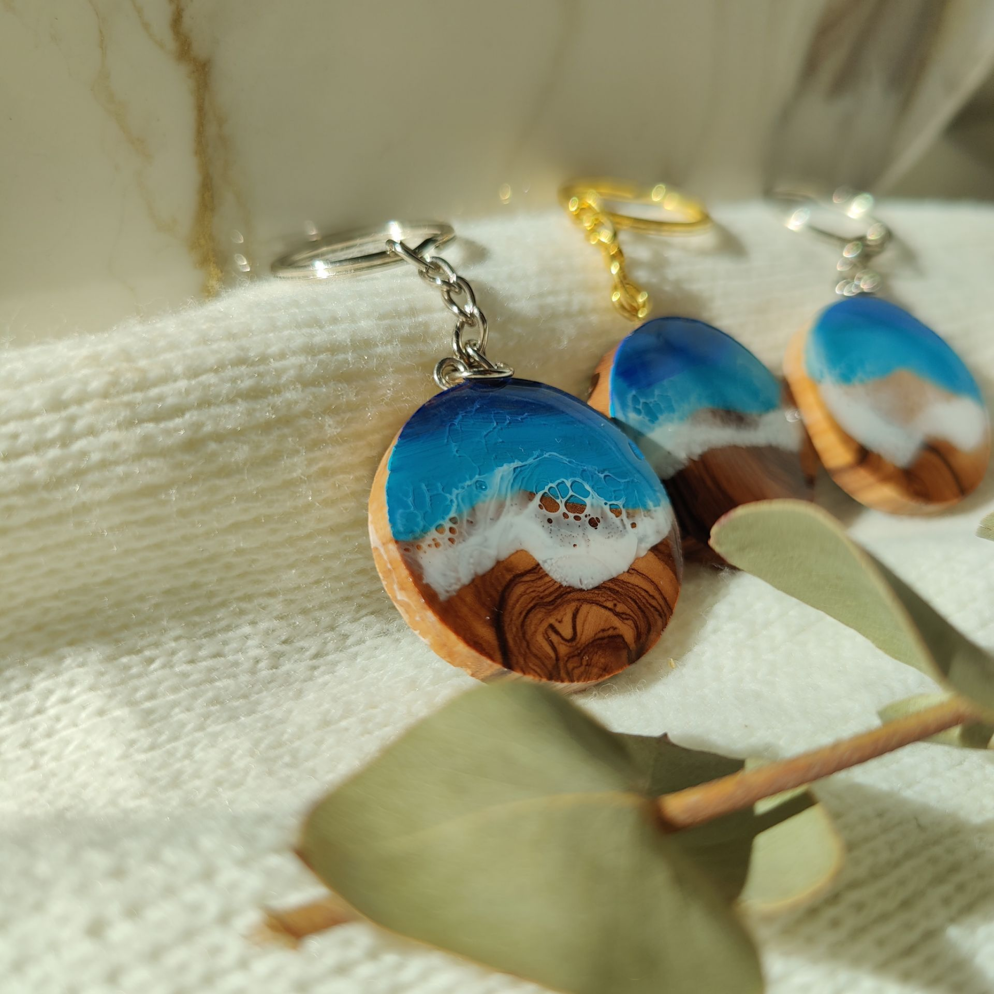 Schlüsselanhänger aus Olivenholz & Epoxidharz im Meeresdesign