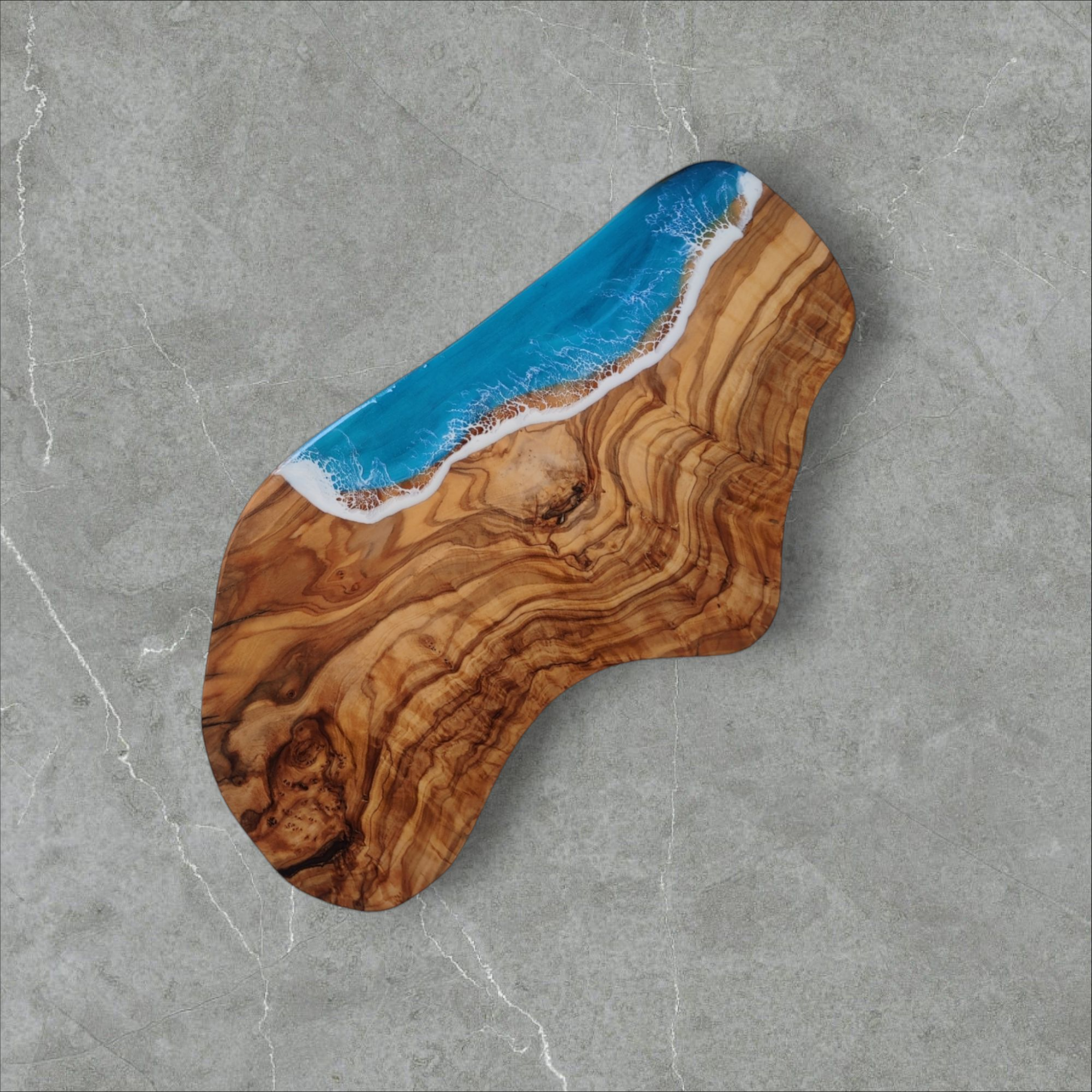 Olivenholzbrett mit rustikalem Rand und Meeres Design aus Resin