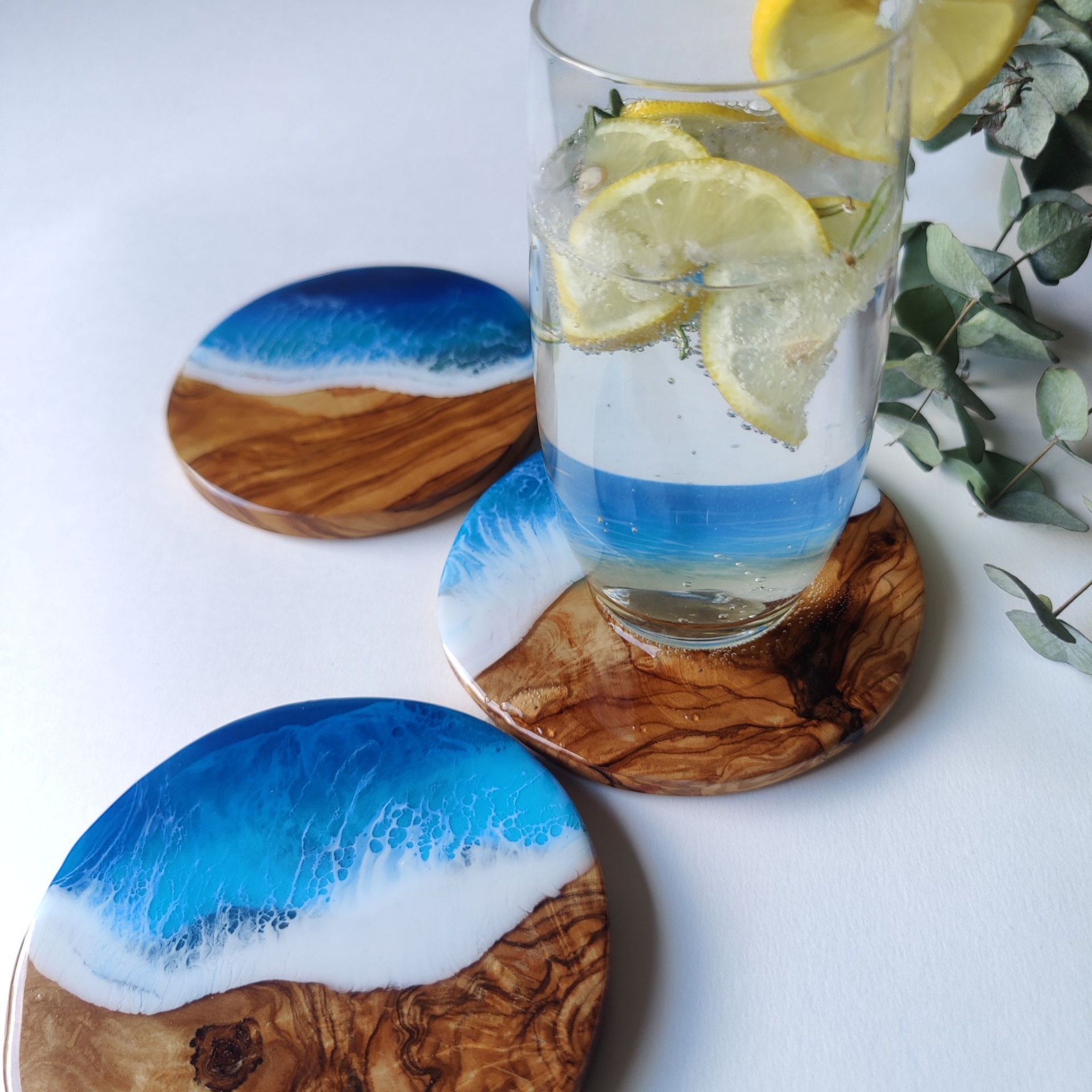 Untersetzer aus Olivenholz und Resin für Trinkglas