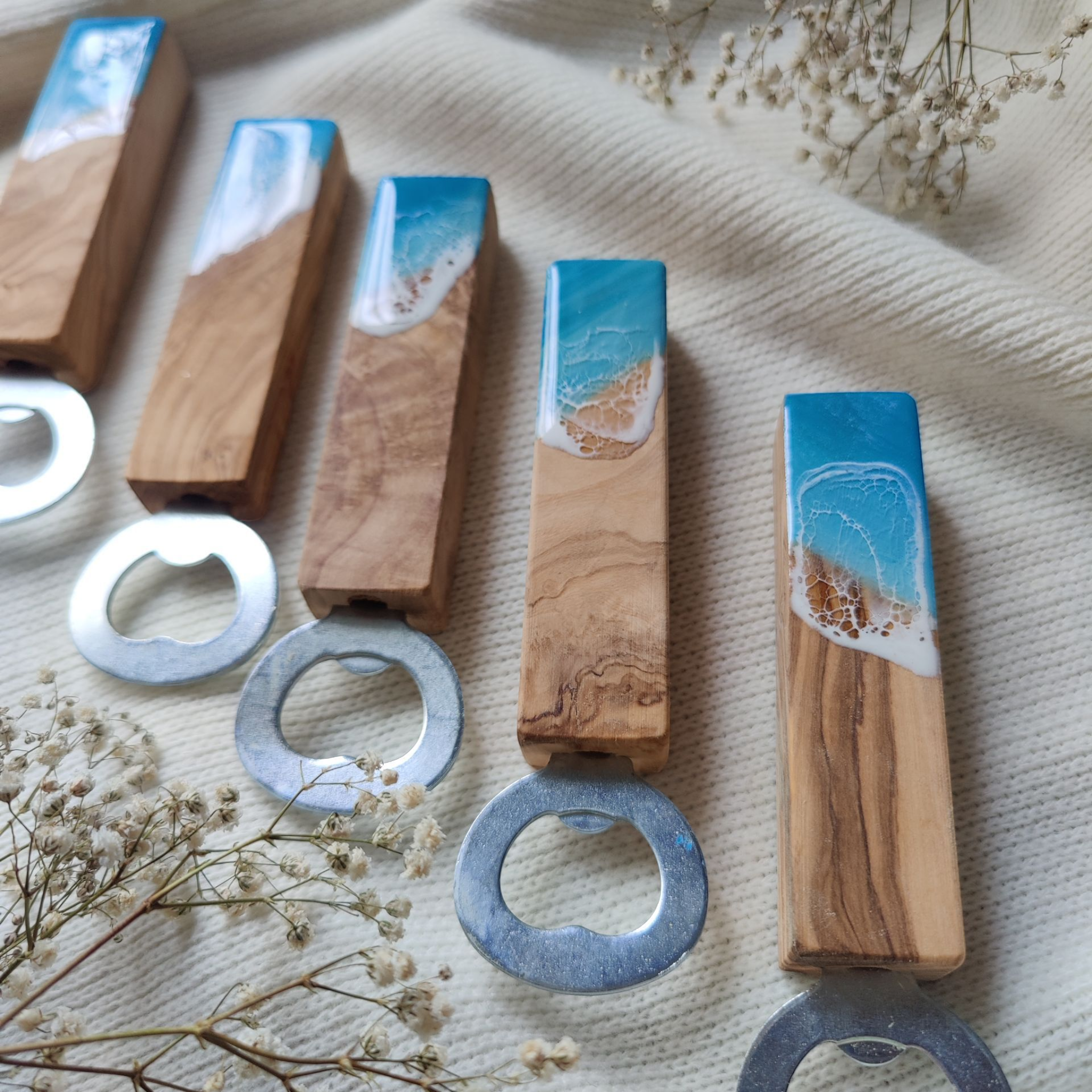 Flaschenöffner aus Olivenholz & Epoxidharz im Meeresdesign