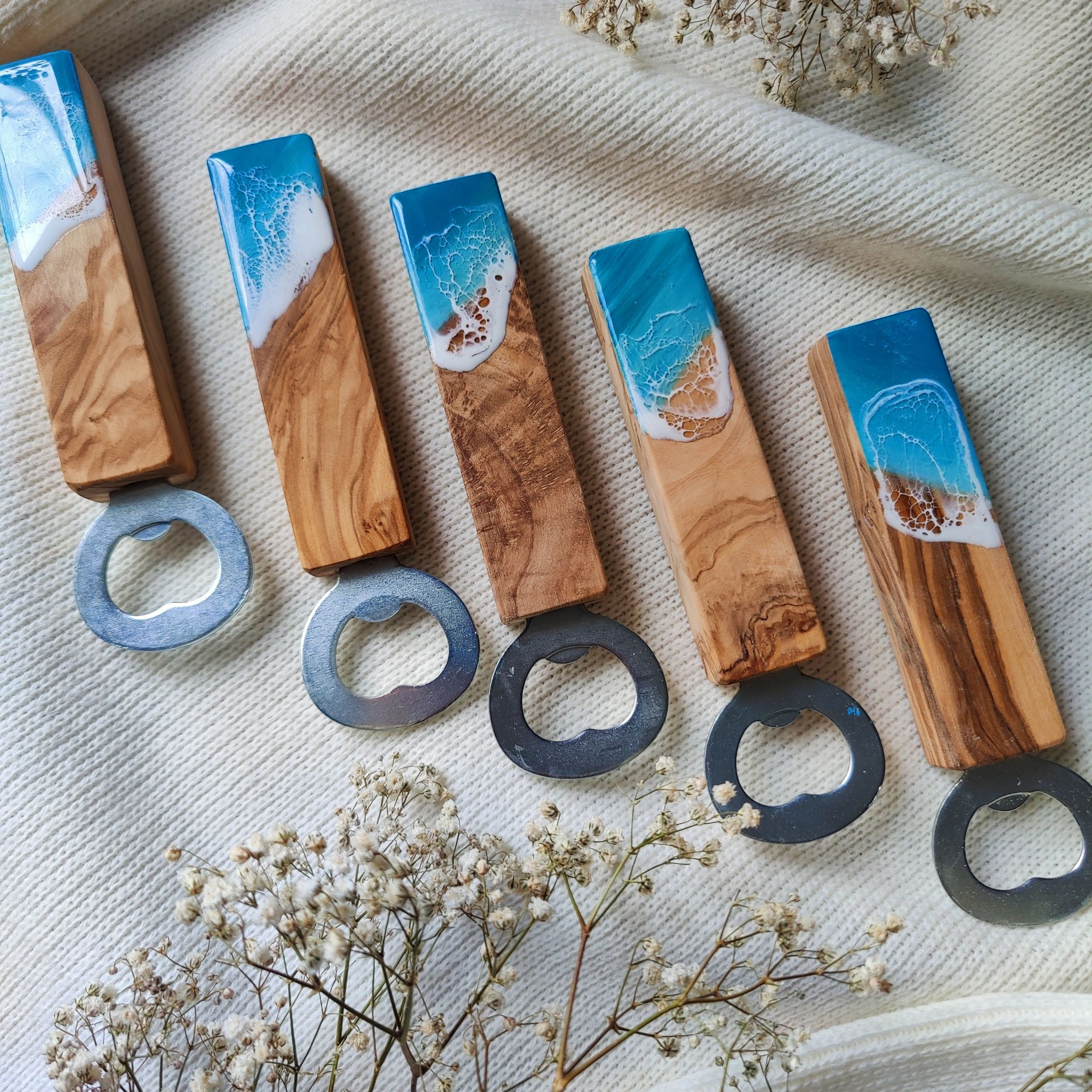 Flaschenöffner aus Olivenholz & Epoxidharz im Meeresdesign