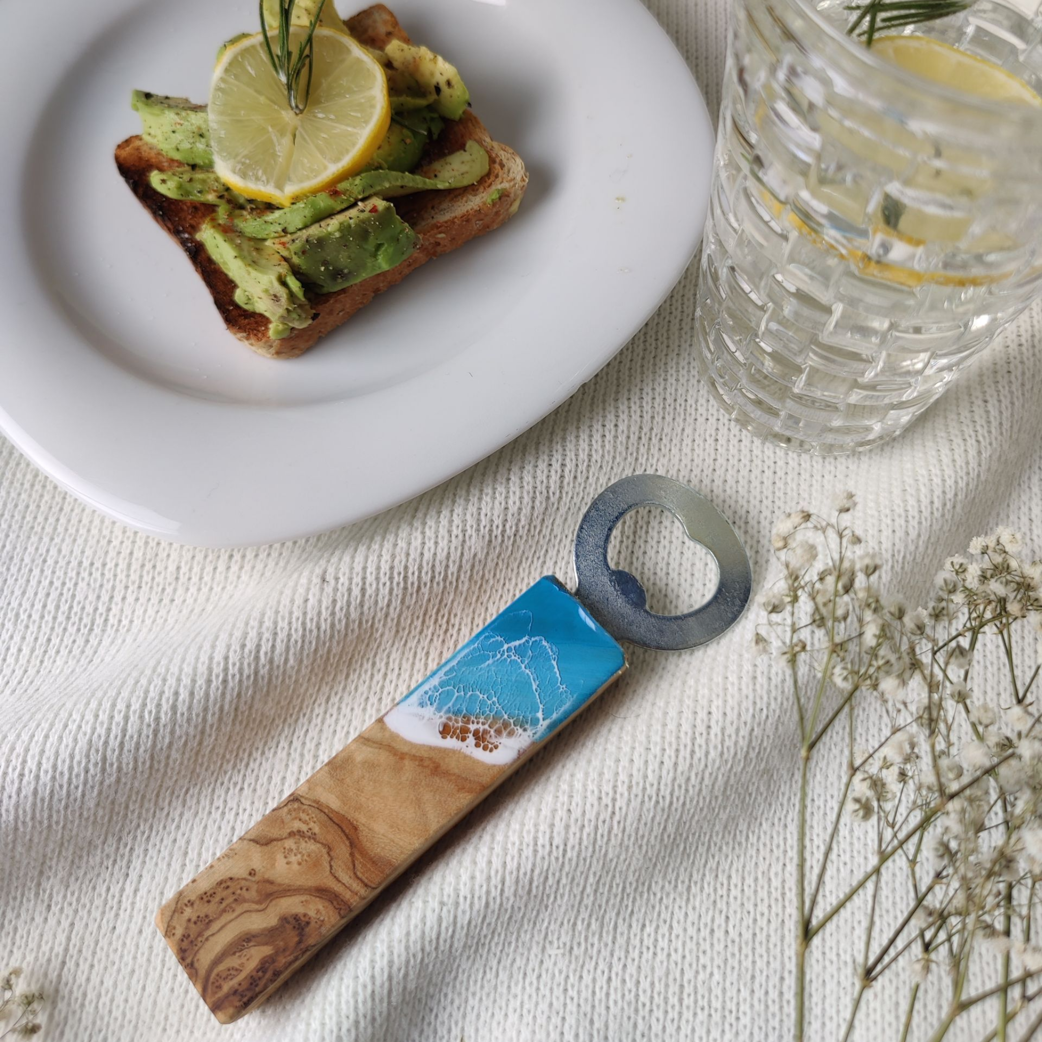 Flaschenöffner aus Olivenholz & Epoxidharz im Meeresdesign