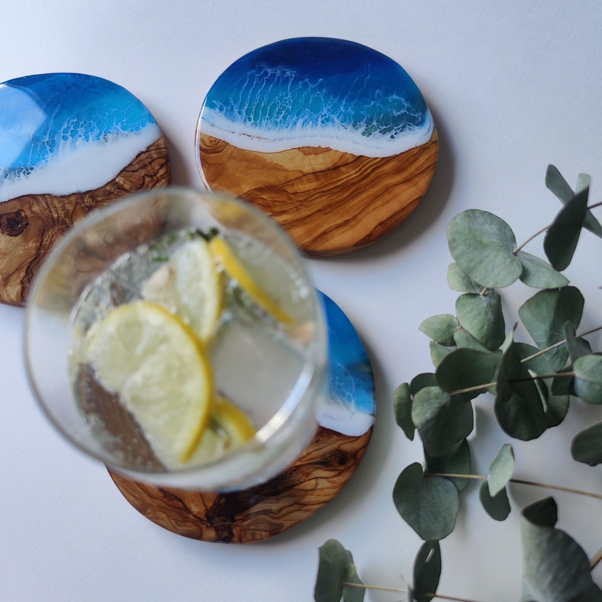 Untersetzer aus Olivenholz und Resin für Trinkglas