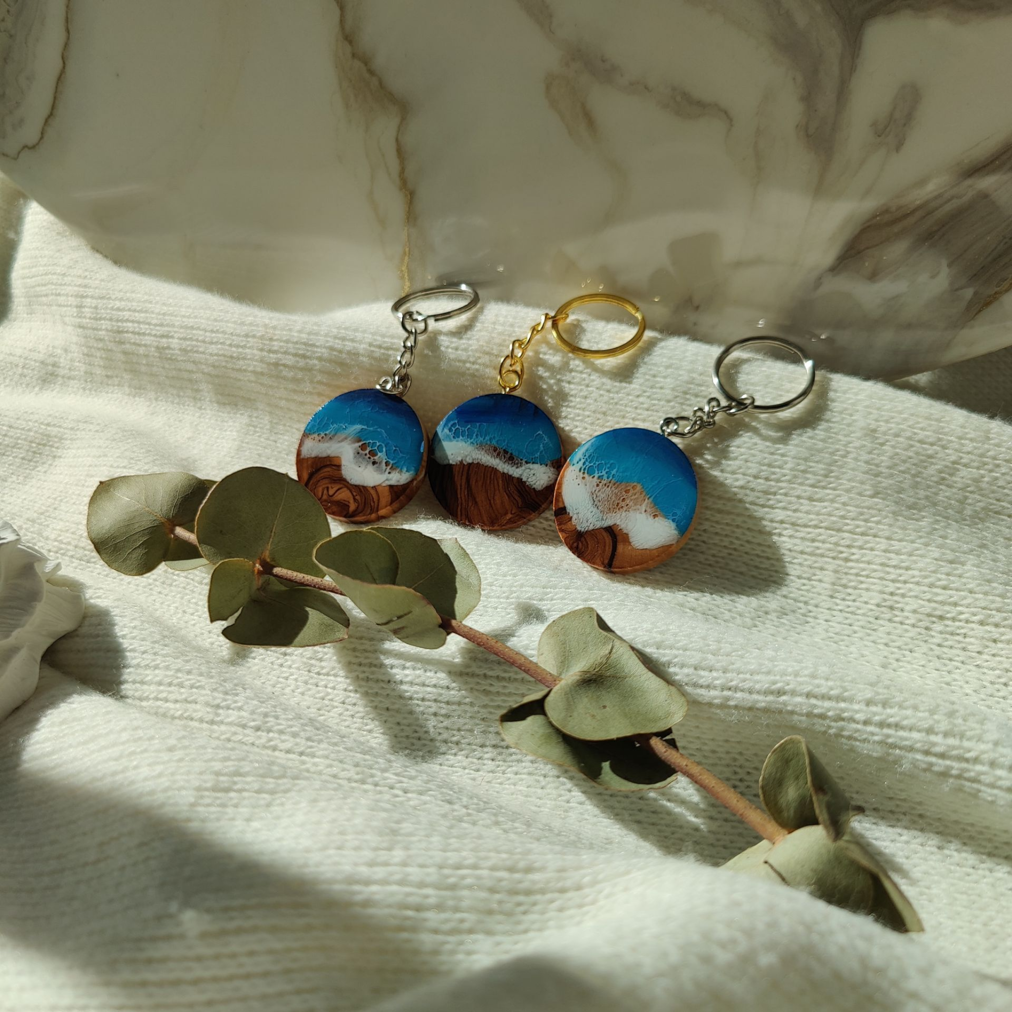 Schlüsselanhänger aus Olivenholz & Epoxidharz im Meeresdesign