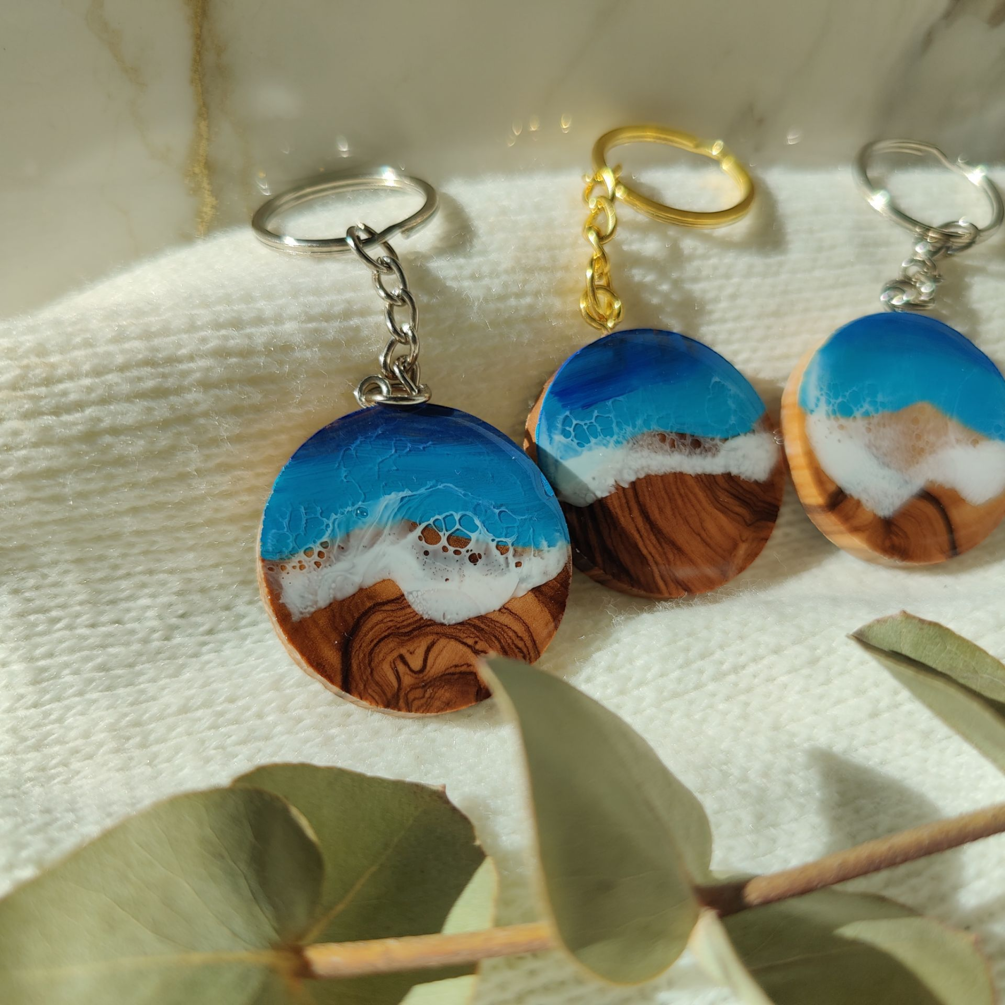 Schlüsselanhänger aus Olivenholz & Epoxidharz im Meeresdesign