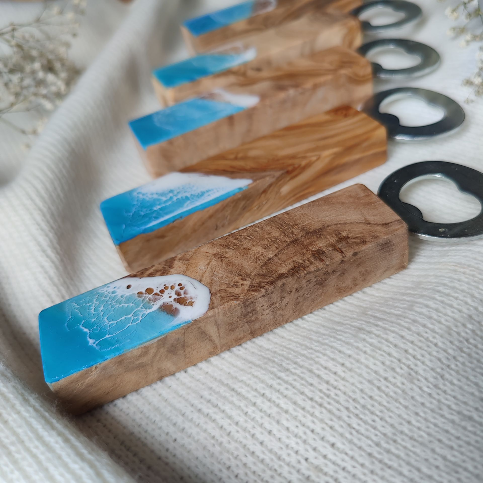 Flaschenöffner aus Olivenholz & Epoxidharz im Meeresdesign