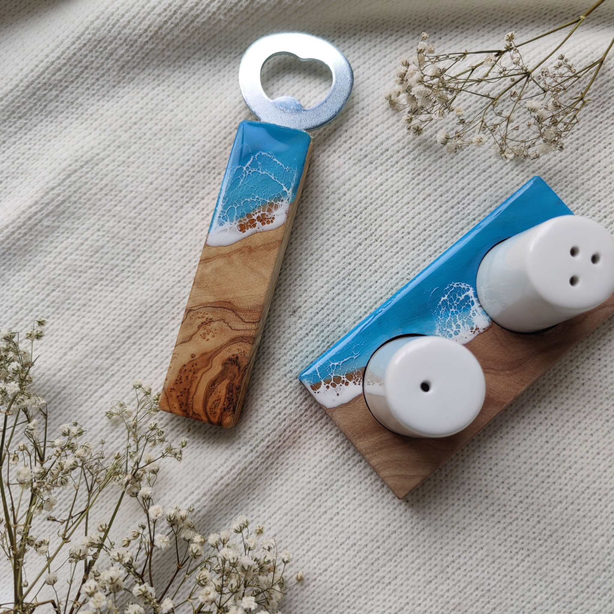 Flaschenöffner aus Olivenholz & Epoxidharz im Meeresdesign