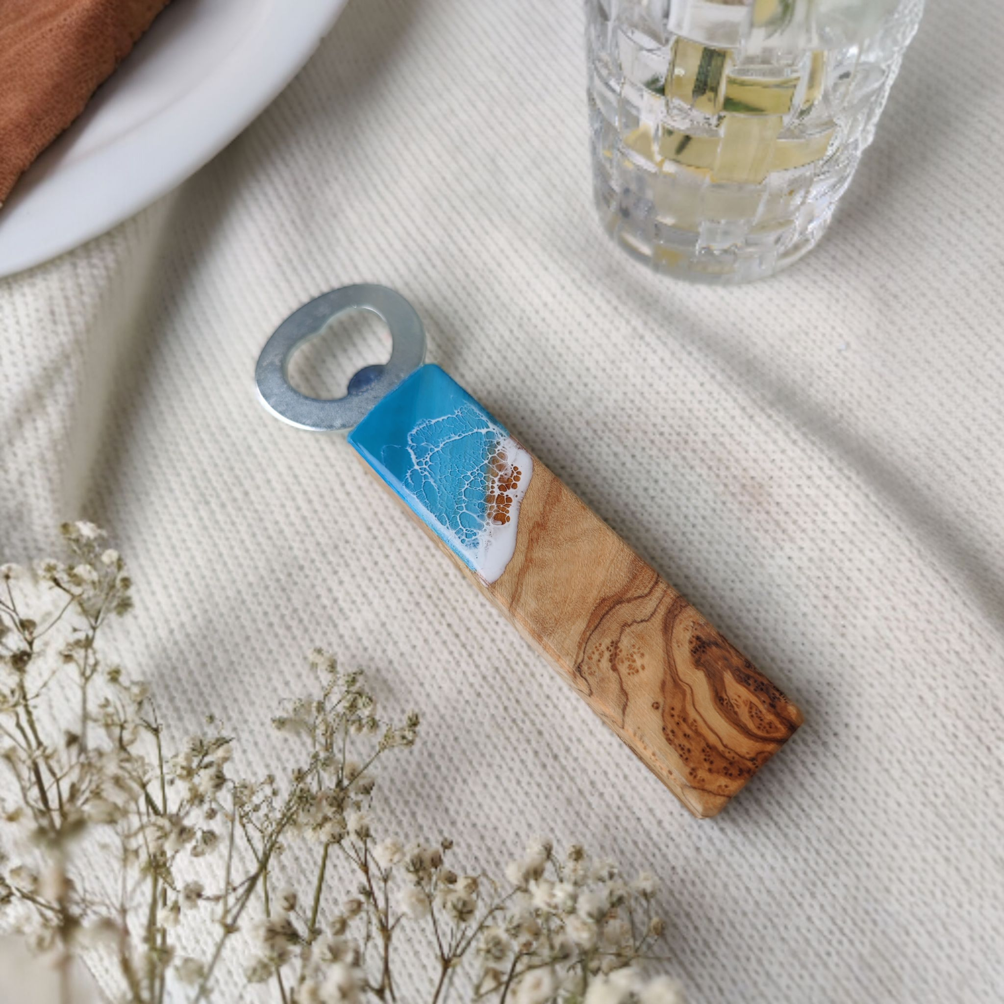 Flaschenöffner aus Olivenholz & Epoxidharz im Meeresdesign