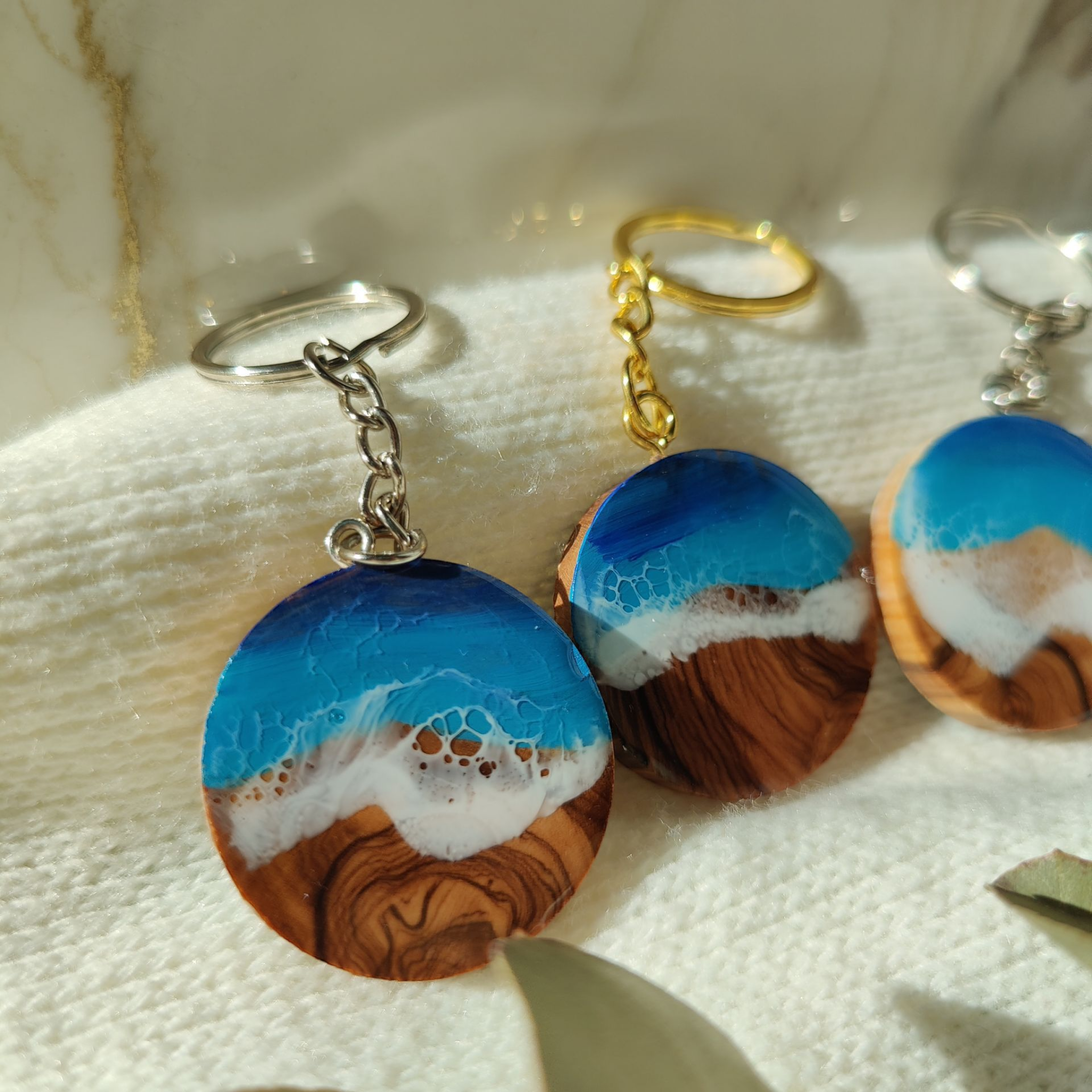 Schlüsselanhänger aus Olivenholz & Epoxidharz im Meeresdesign