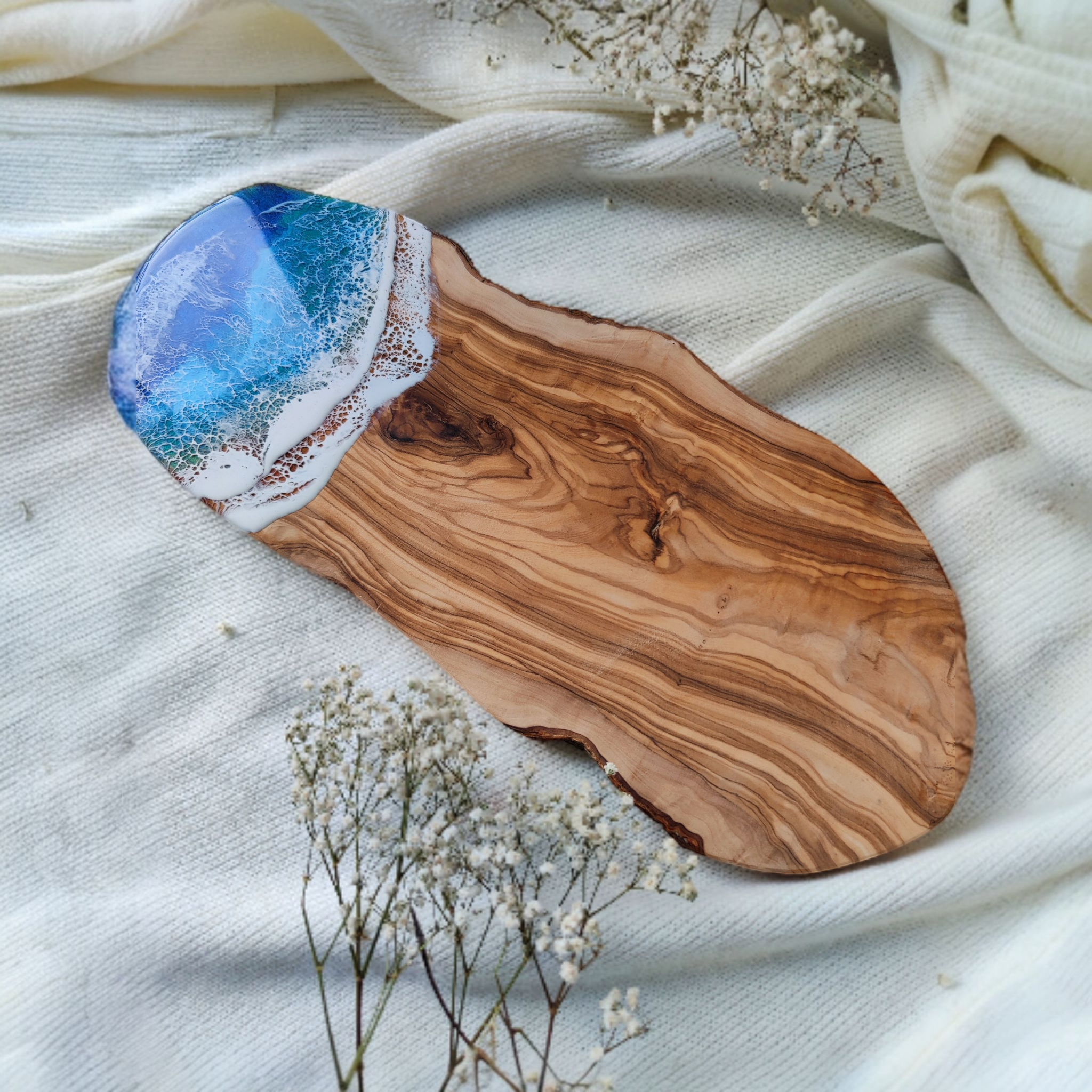 Olivenholzbrett mit rustikalem Rand und Meeres Design aus Resin