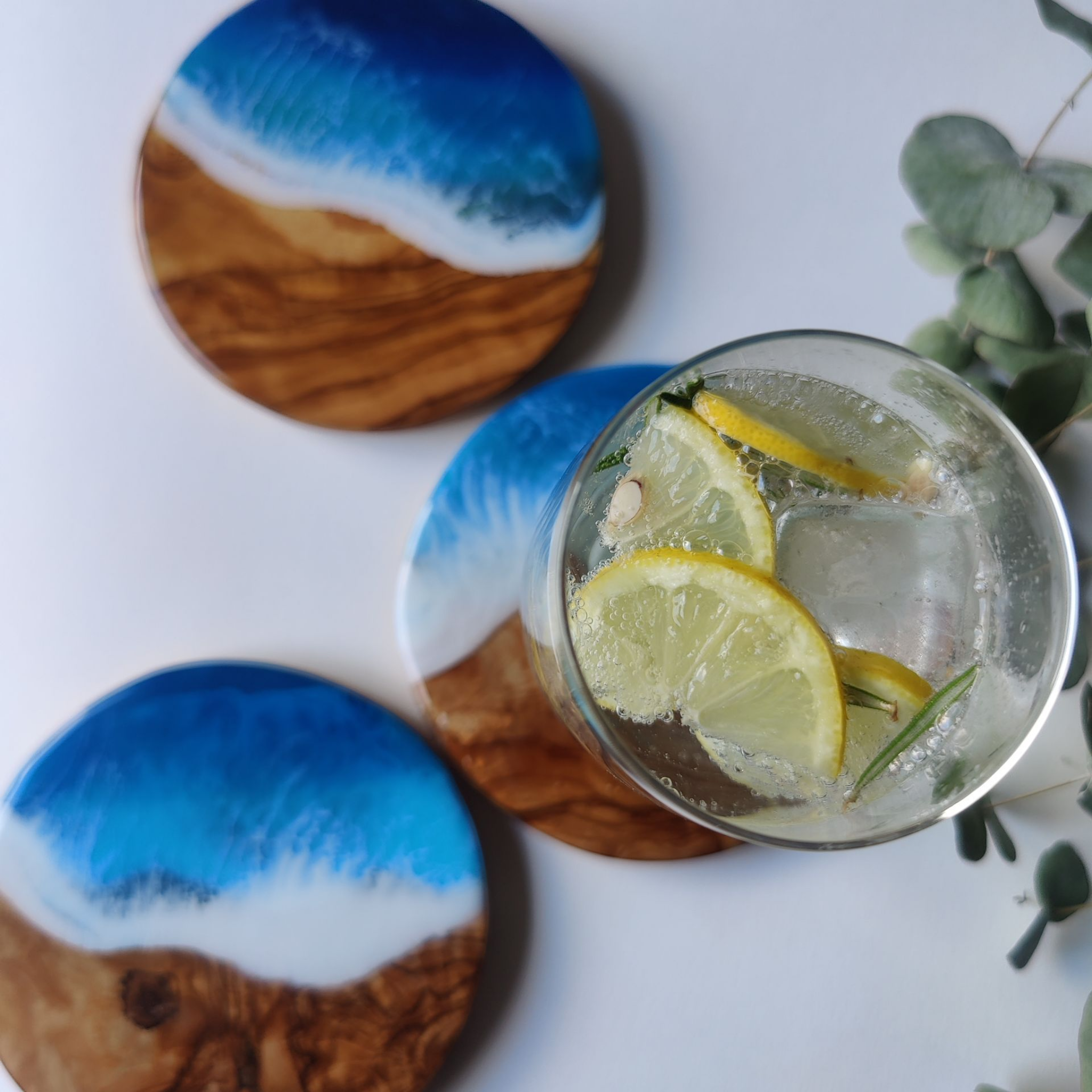 Untersetzer aus Olivenholz und Resin für Trinkglas