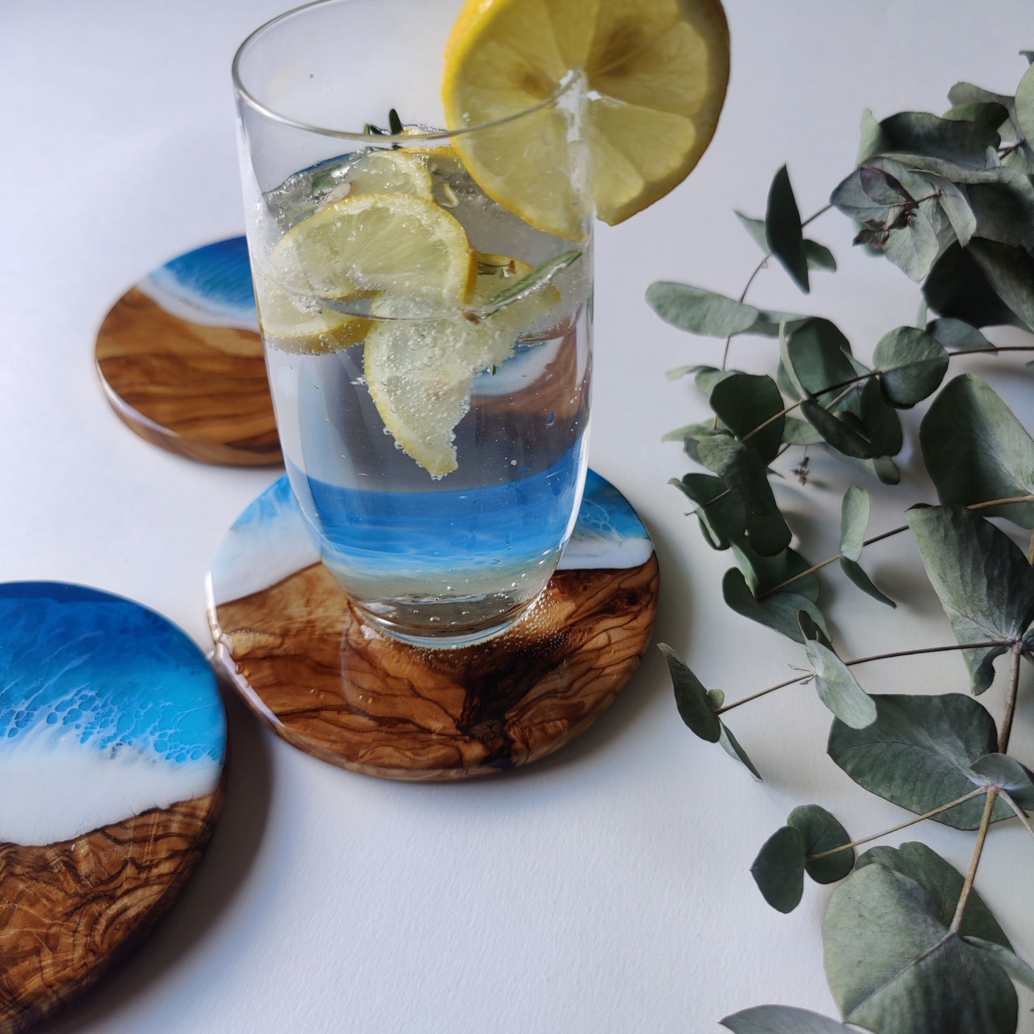 Untersetzer aus Olivenholz und Resin für Trinkglas