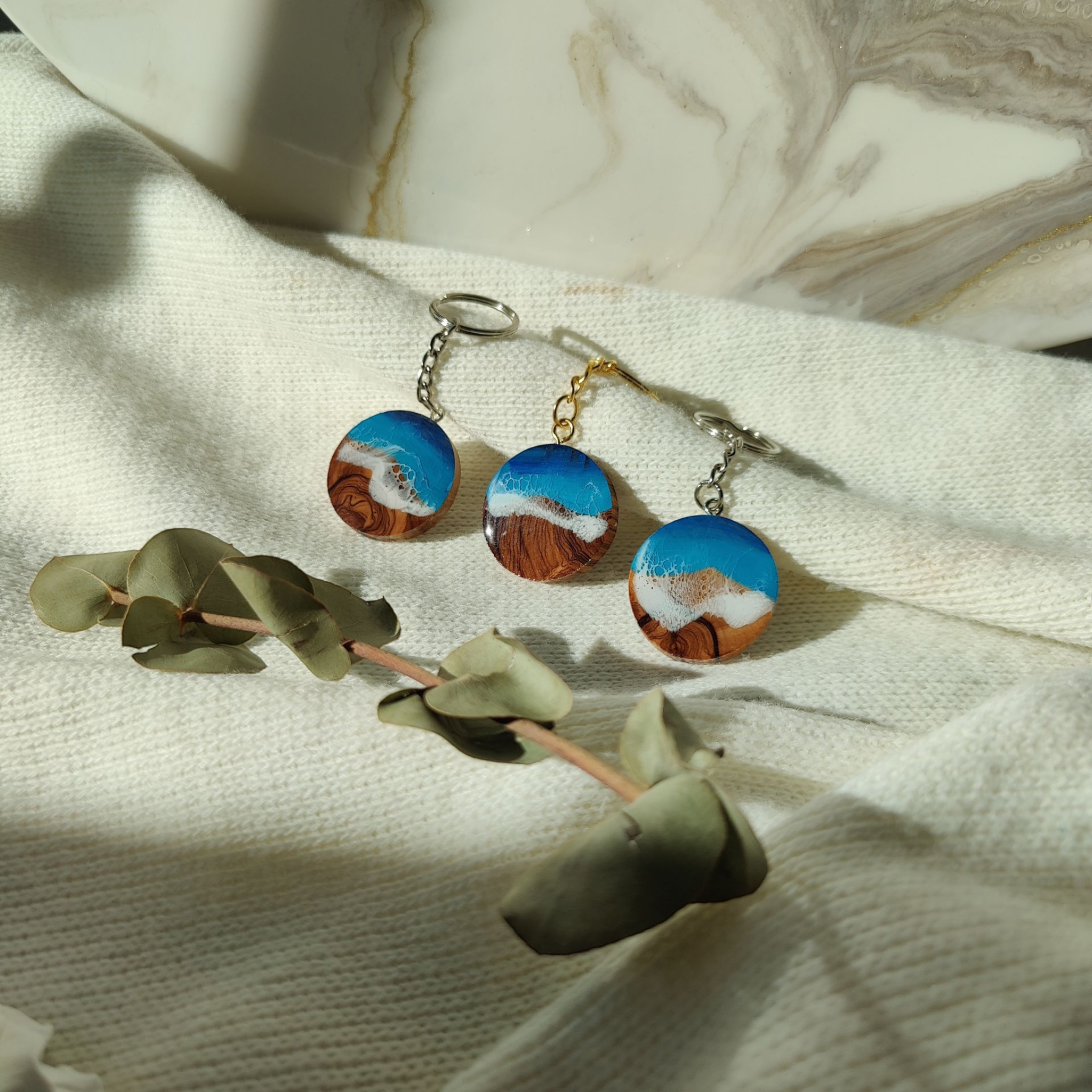 Schlüsselanhänger aus Olivenholz & Epoxidharz im Meeresdesign