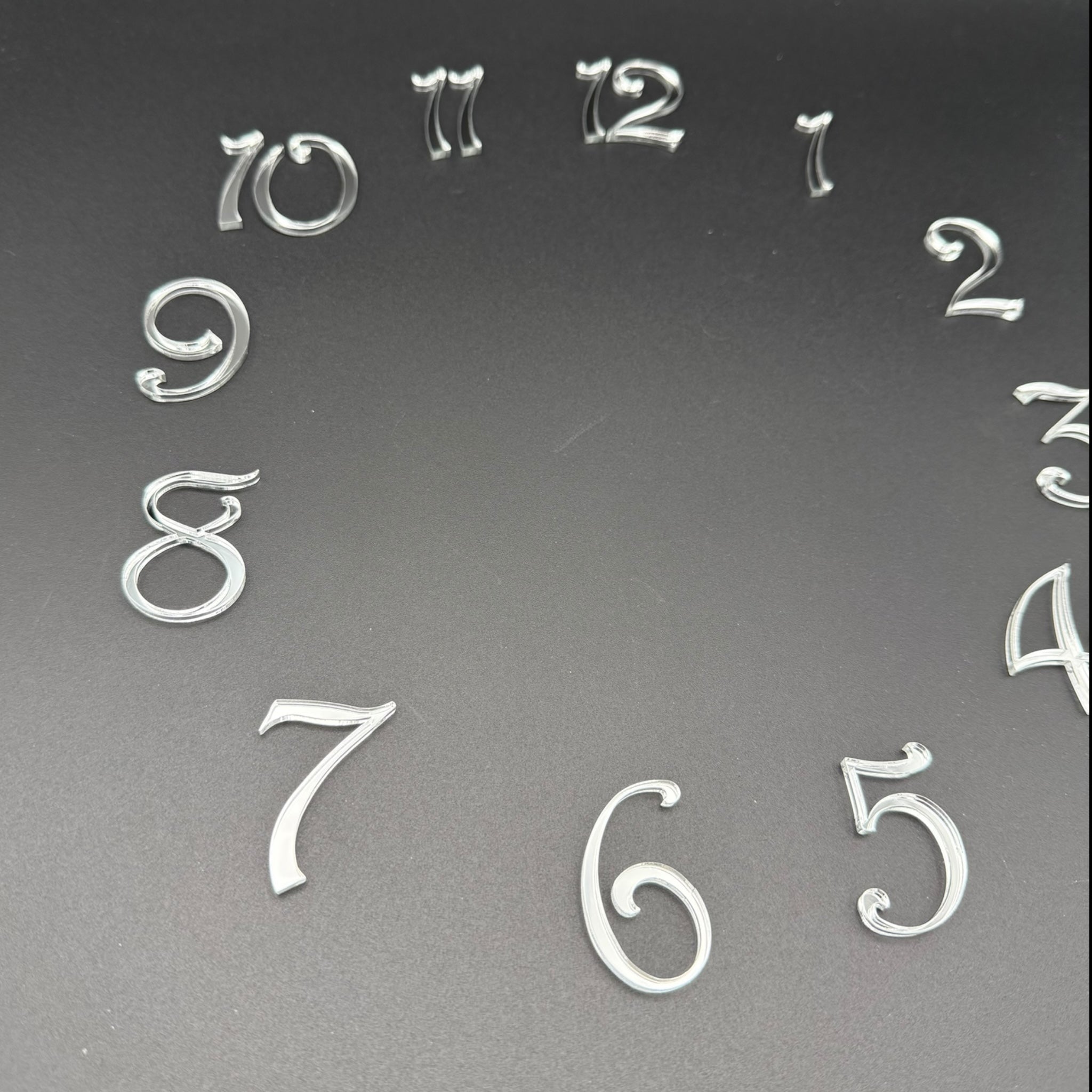 DIY Uhr gestalten mit HARRINGTON Ziffern | Goldene Acrylzahlen mit elegantem Schwung | 12-teiliges Set