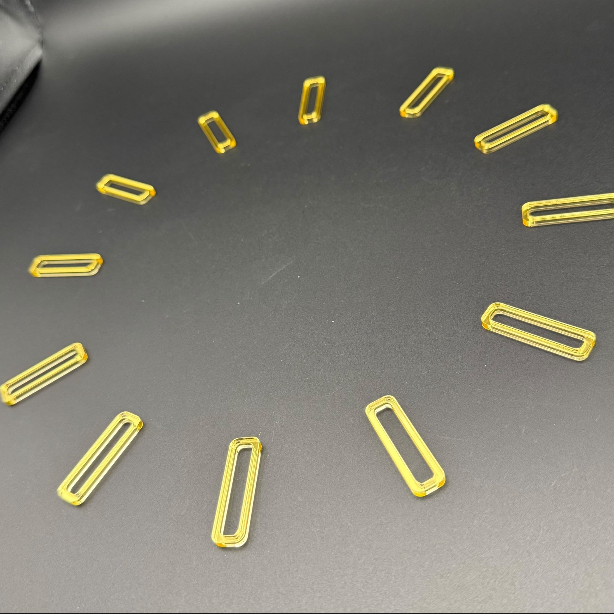 Minimalistisches Acrylset für Wanduhren – Frame Line Design