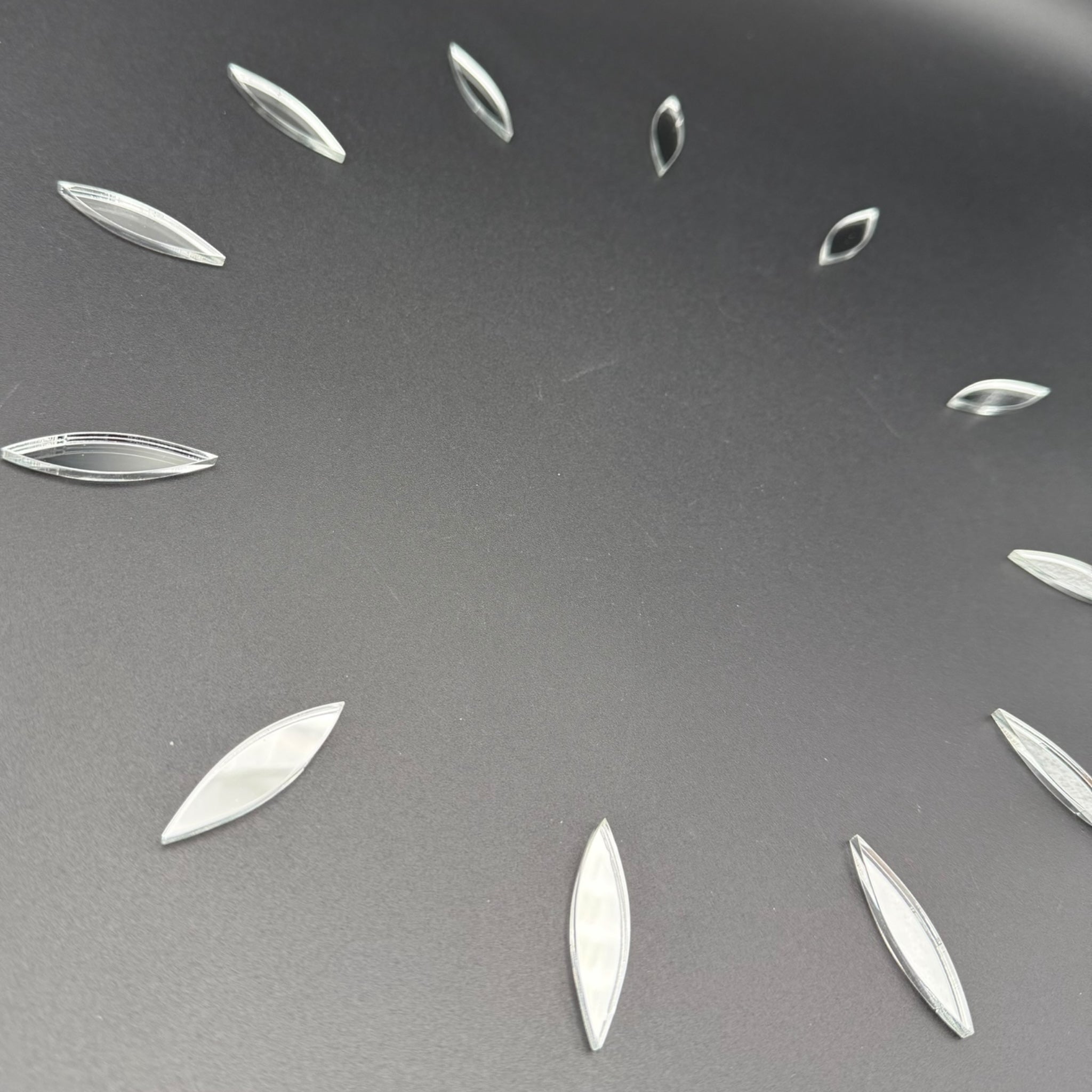 Acryl Uhrendekor – moderne Blattoptik für kreative Uhrenprojekte