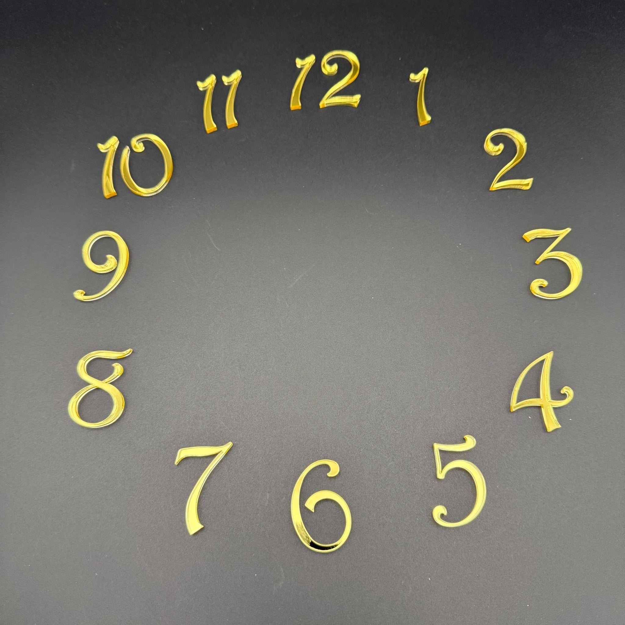 HARRINGTON Acrylzahlen für DIY Uhren | Verspielte Ziffern 1 bis 12 | Aus glänzendem Spiegelacryl