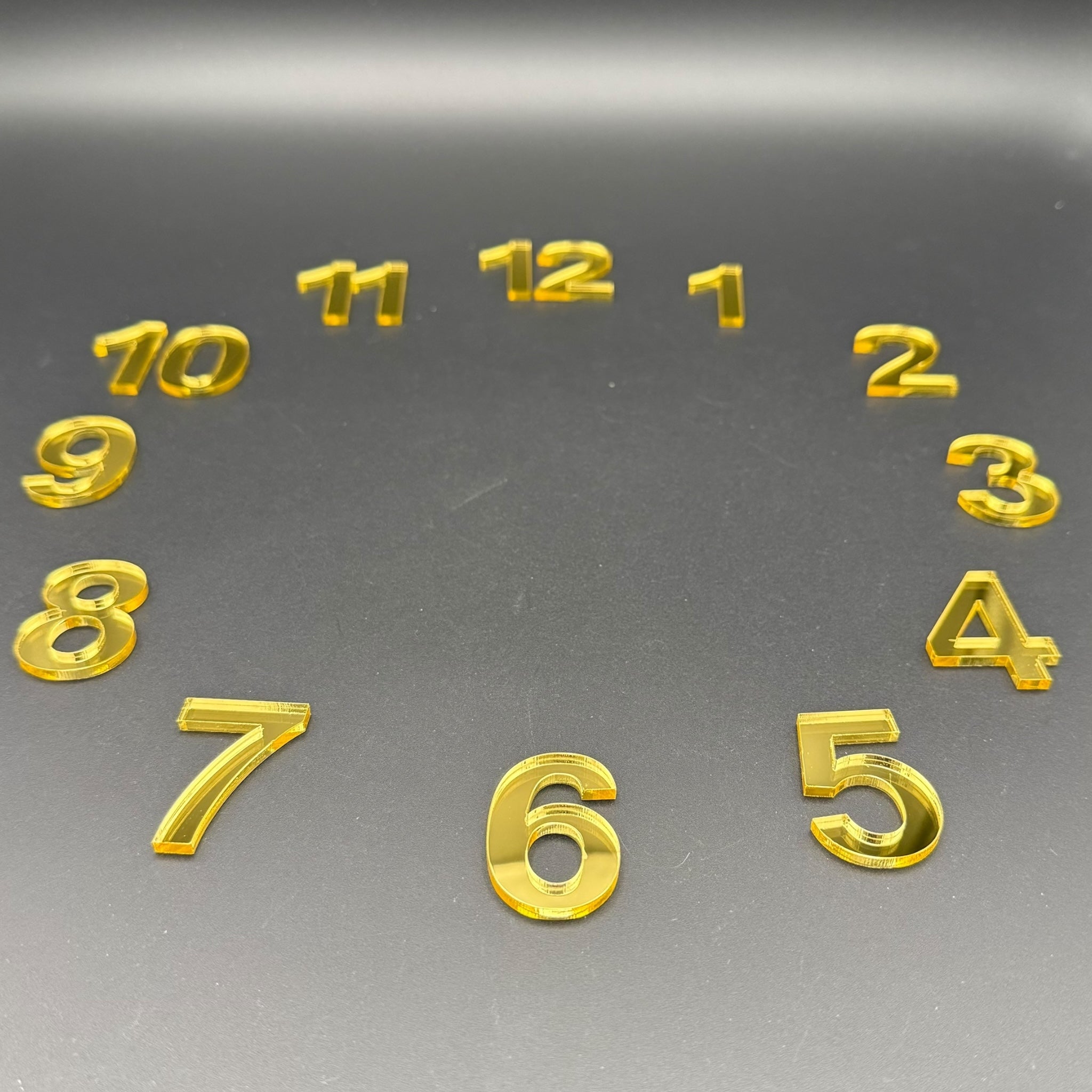 DIY Uhr gestalten mit ARIAL Zahlen | Ziffern 1–12 aus glänzendem Spiegelacryl | Zeitlos & modern