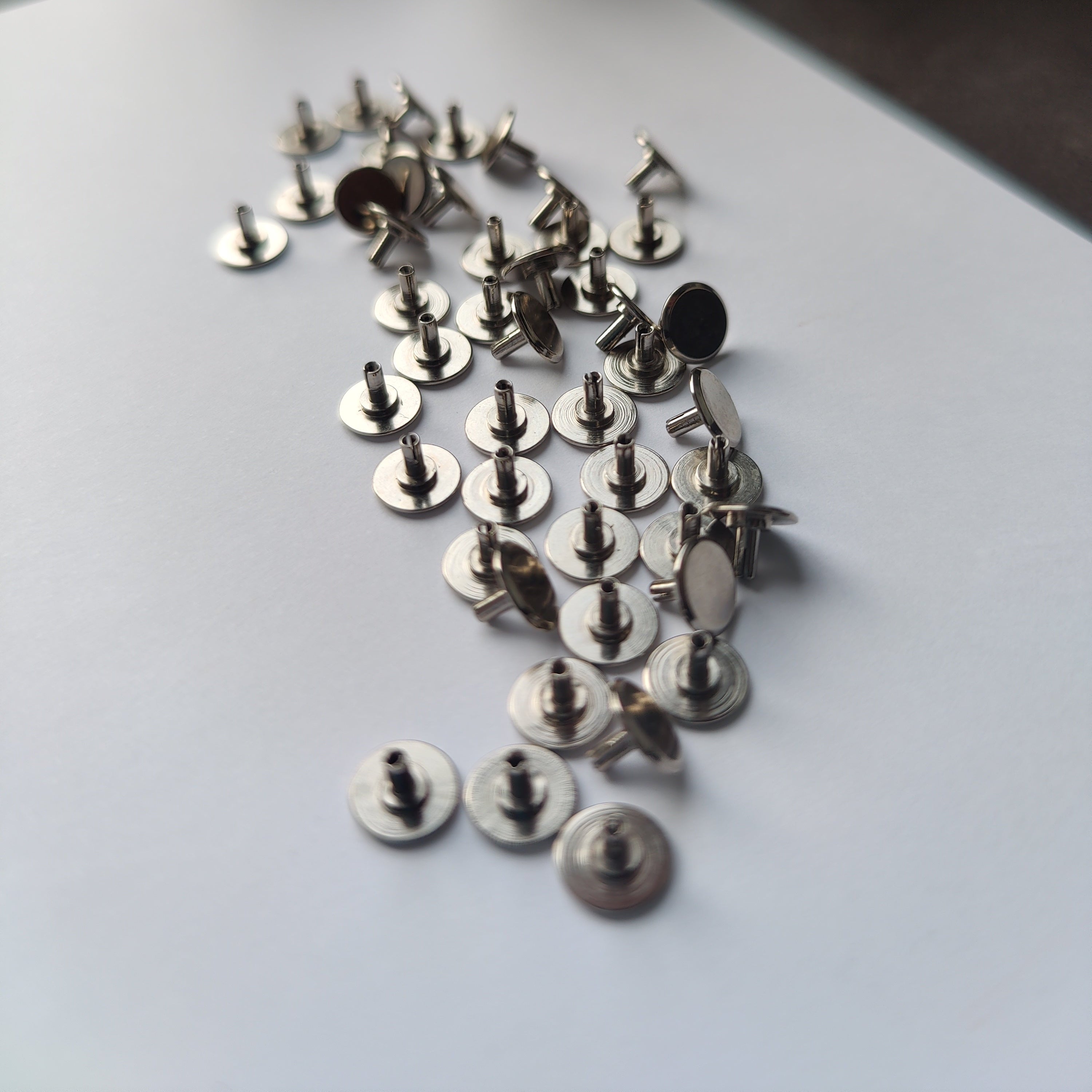 Metallkappen für Uhrwerk-Zubehör. Einfach auf Stunden- und Minutenzeiger stecken für einen stilvollen Abschluss bei Wanduhren.