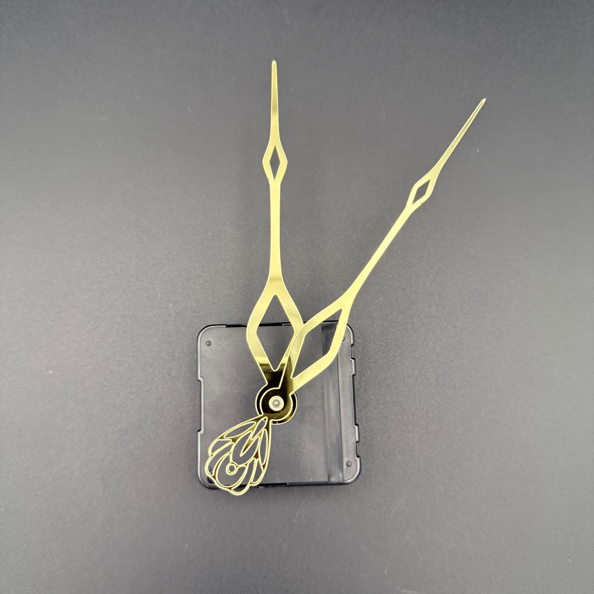 Uhrzeiger Pfauenauge mit Ornament – DIY Uhrzeiger aus Acryl – Set in Gold mit optionalem Uhrwerk