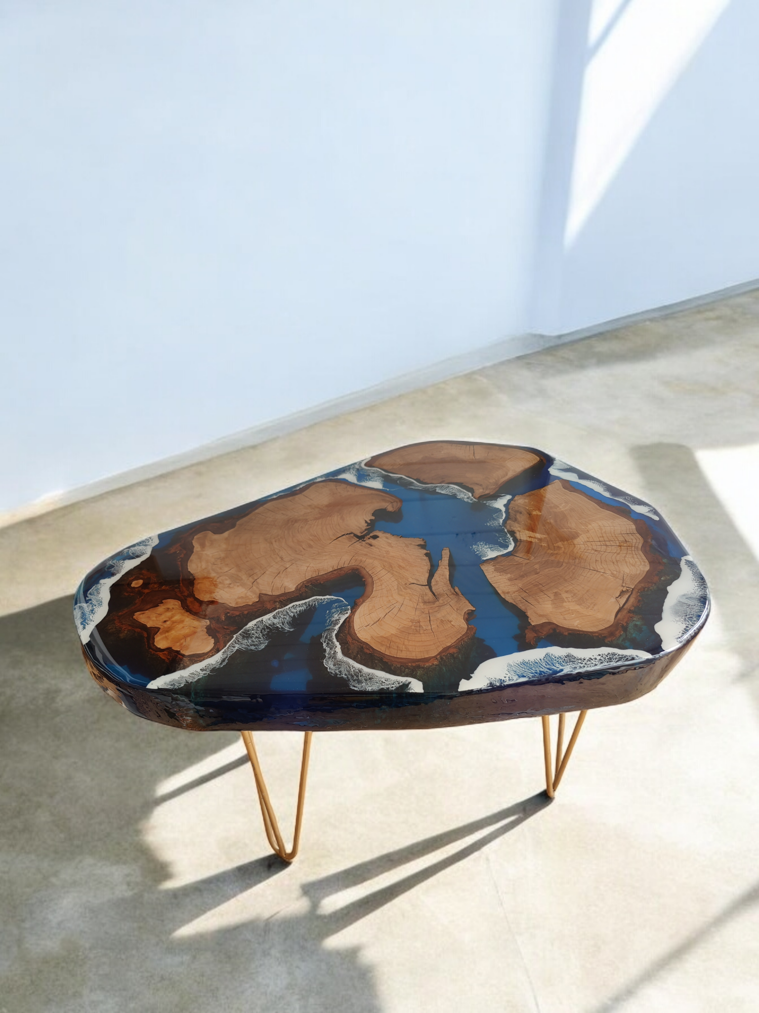 Exklusiver handgefertigter Designer Tisch aus Kirschholz und Epoxidharz im Ocean Art Design