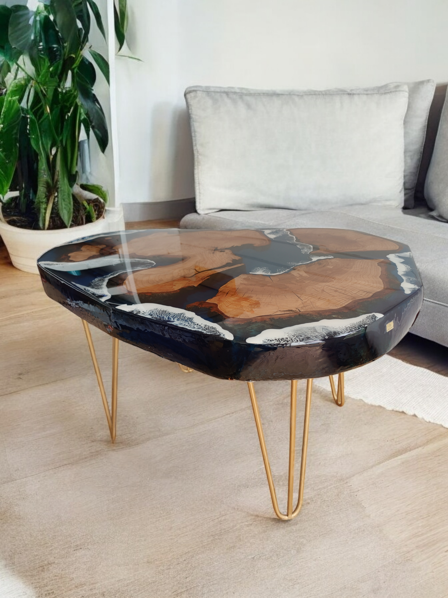 Exklusiver handgefertigter Designer Tisch aus Kirschholz und Epoxidharz im Ocean Art Design