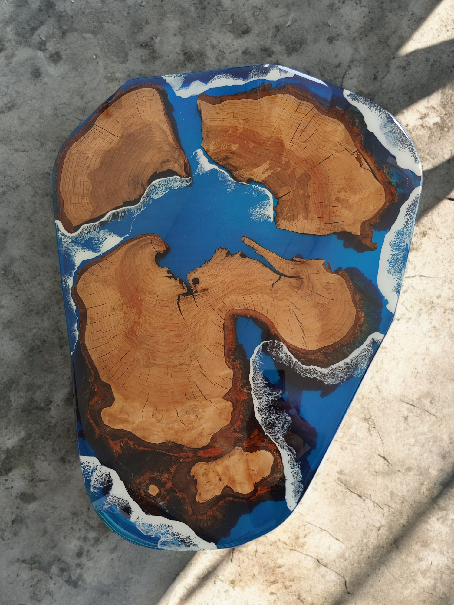 Exklusiver handgefertigter Designer Tisch aus Kirschholz und Epoxidharz im Ocean Art Design