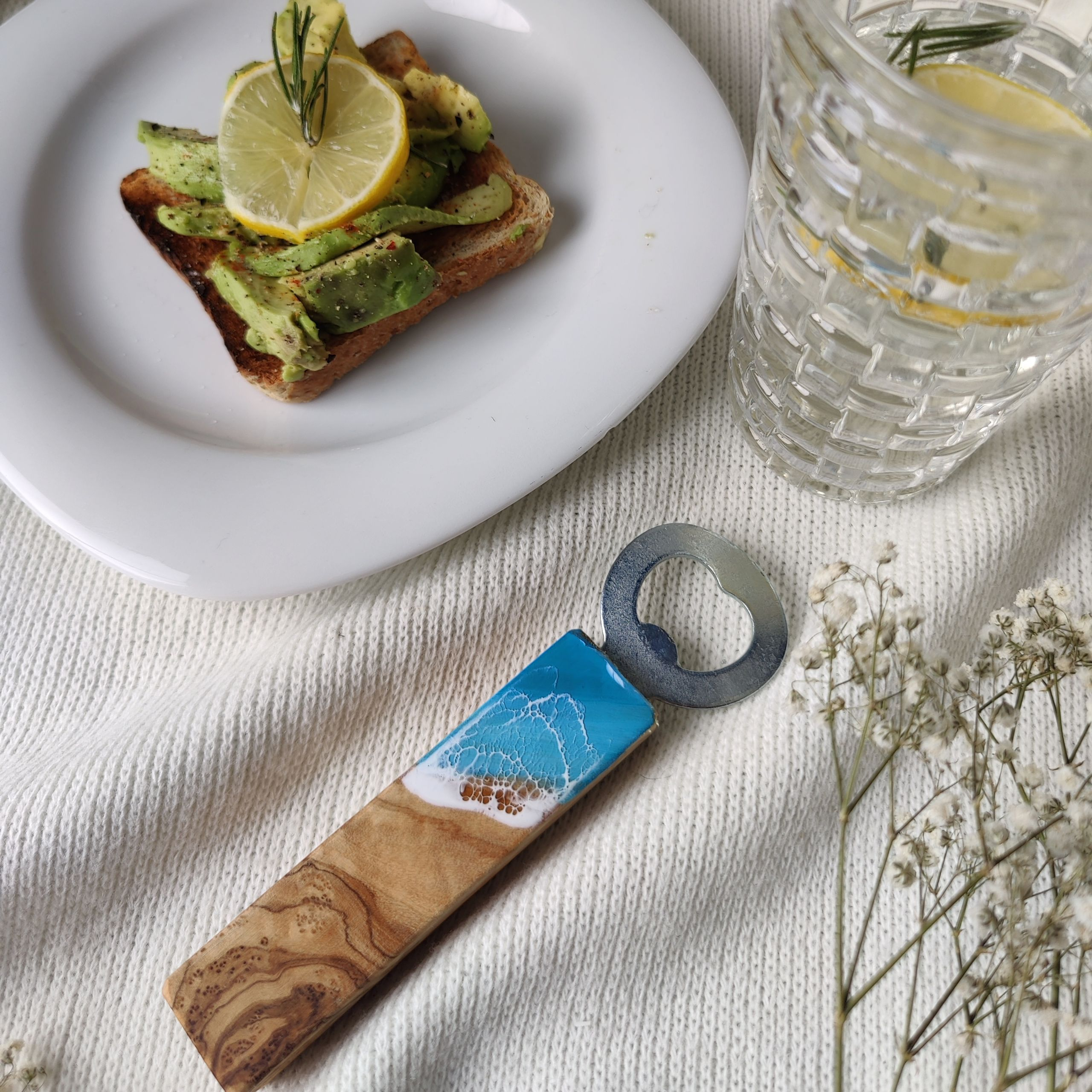 Flaschenöffner aus Olivenholz & Epoxidharz im Meeresdesign