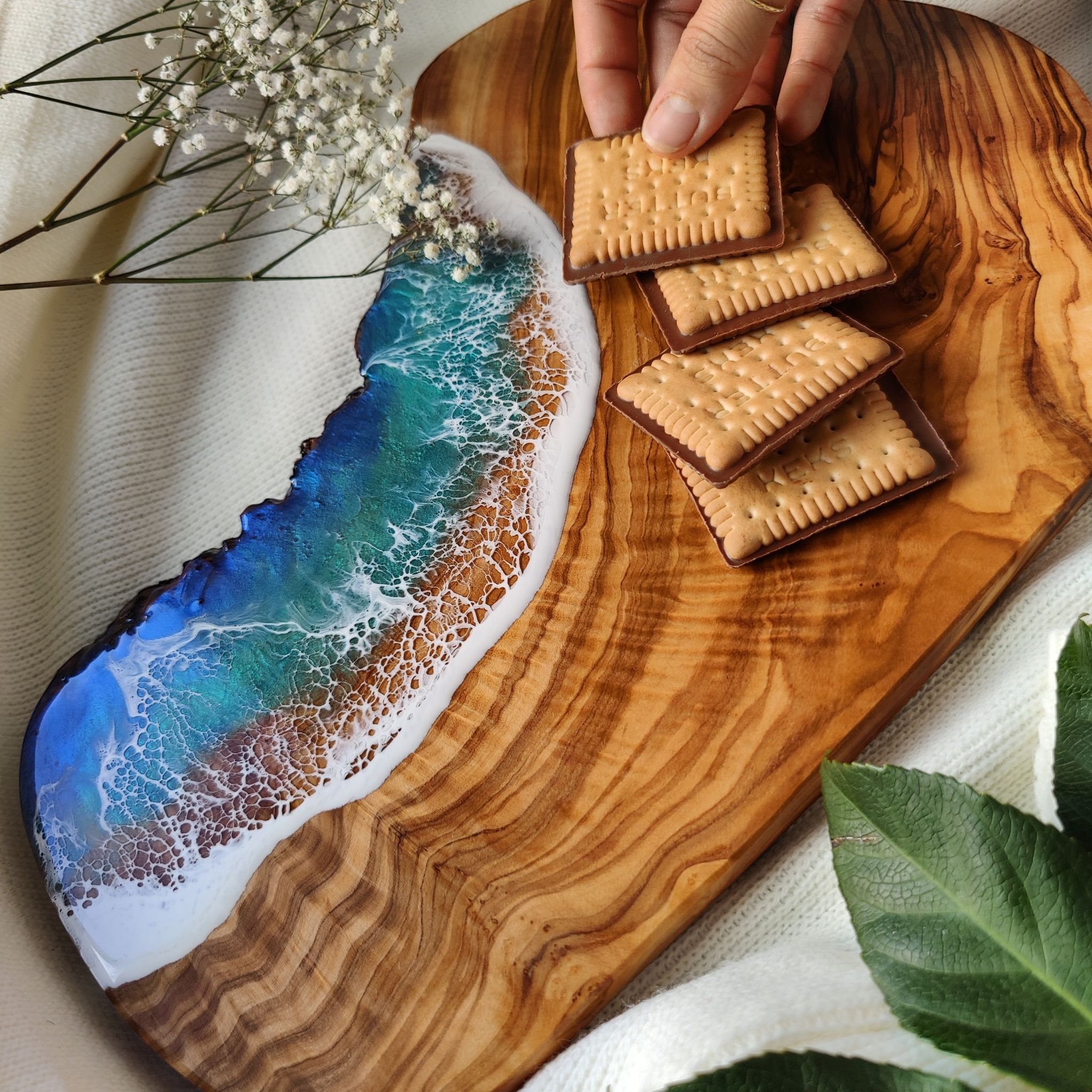 Olivenholzbrett mit rustikalem Rand und Meeres Design aus Resin