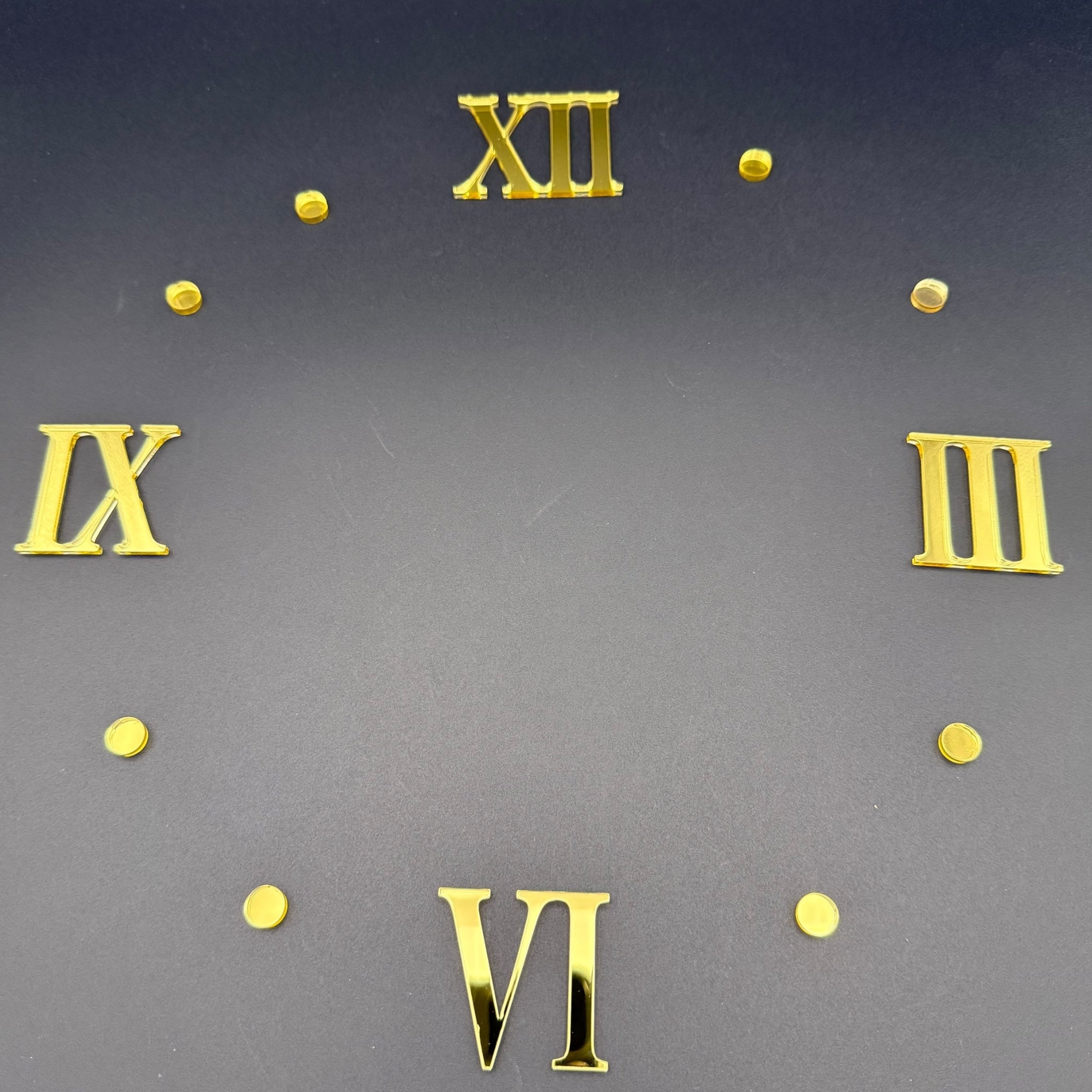 Uhrziffern Set Slim Line | III VI IX XII | Goldene römische Zahlen aus Acryl mit optionalen Markierungen